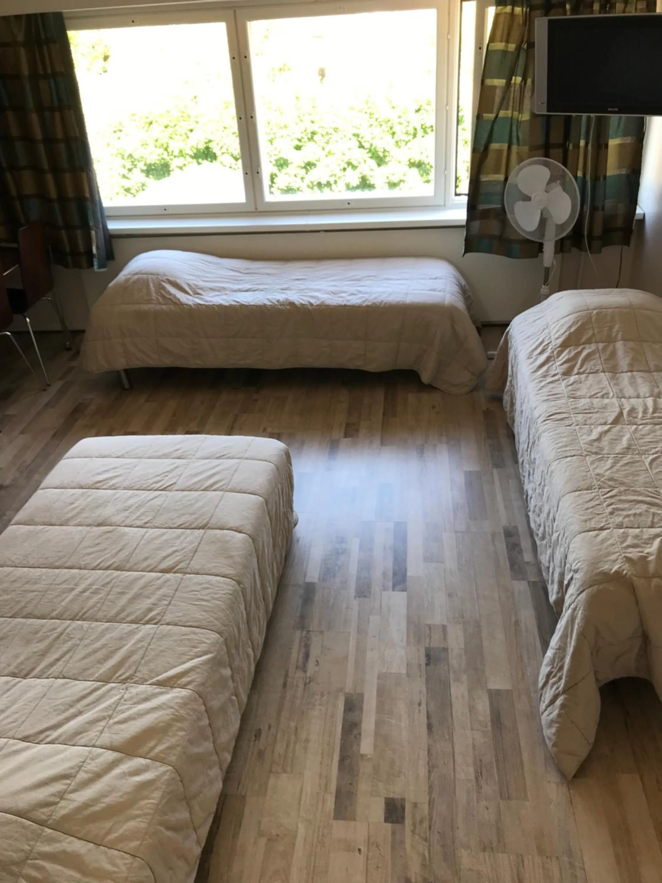 Bed in Leo Hotelli