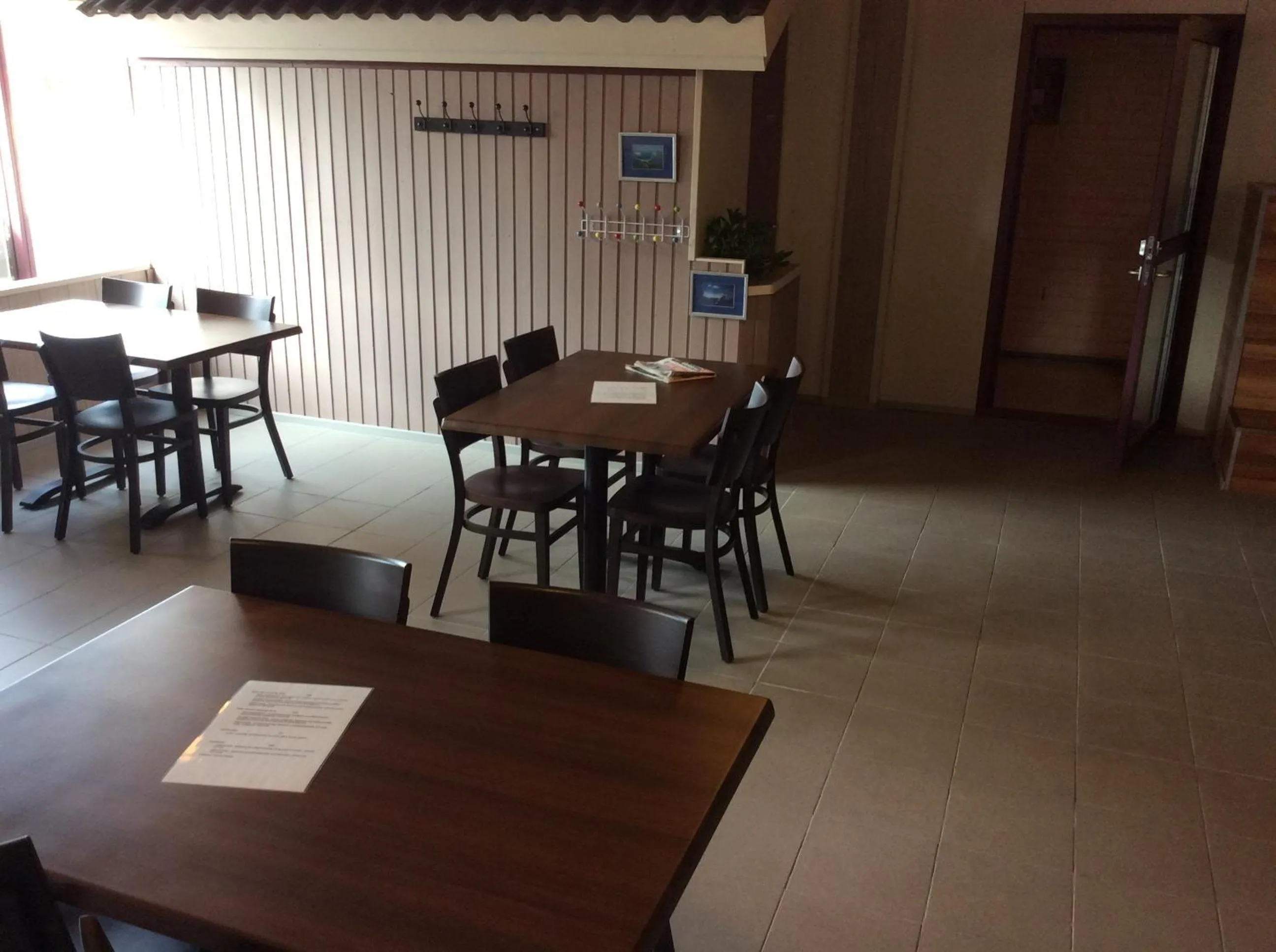 Restaurant/places to eat in Leo Hotelli