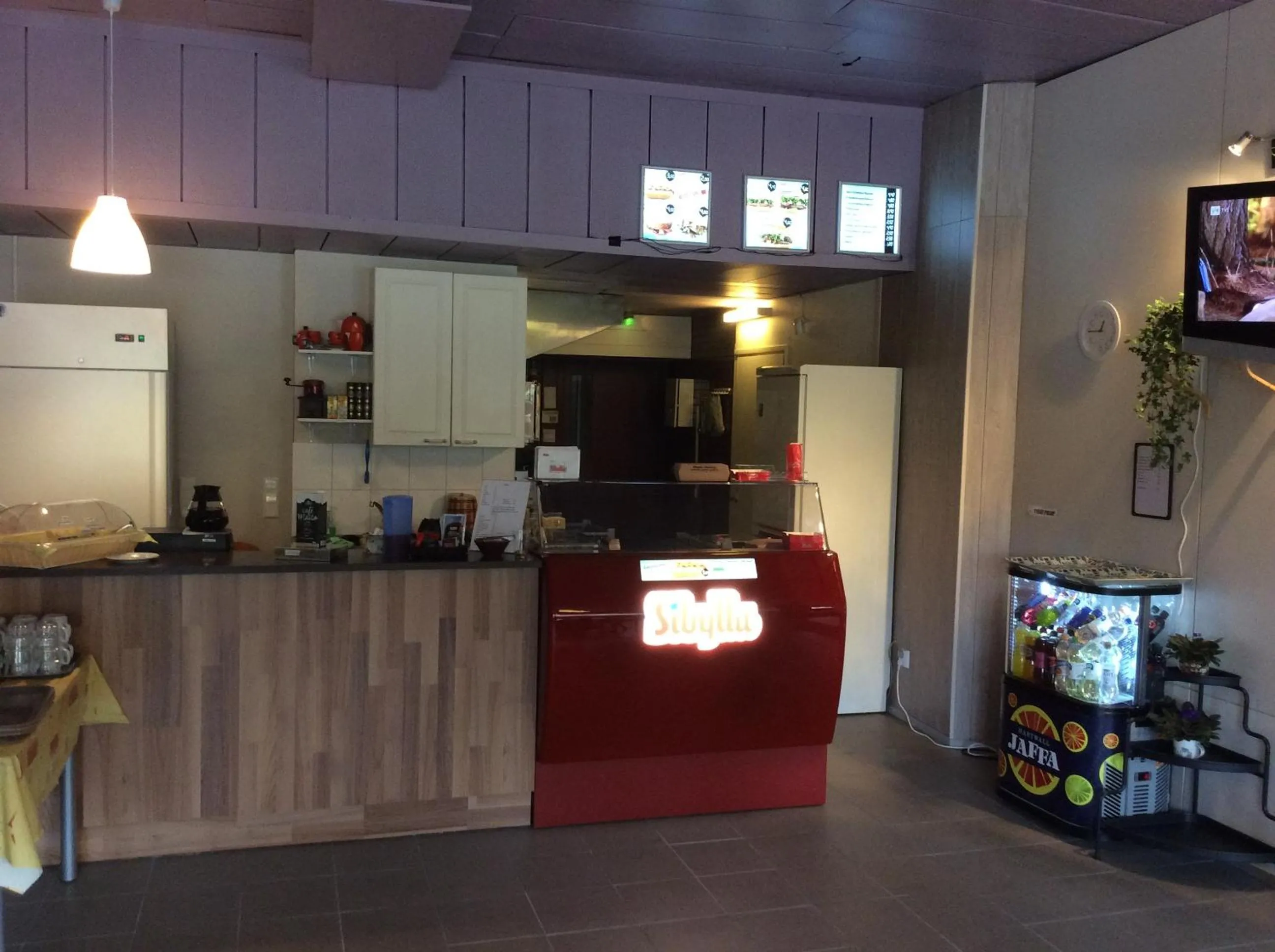 Restaurant/places to eat in Leo Hotelli