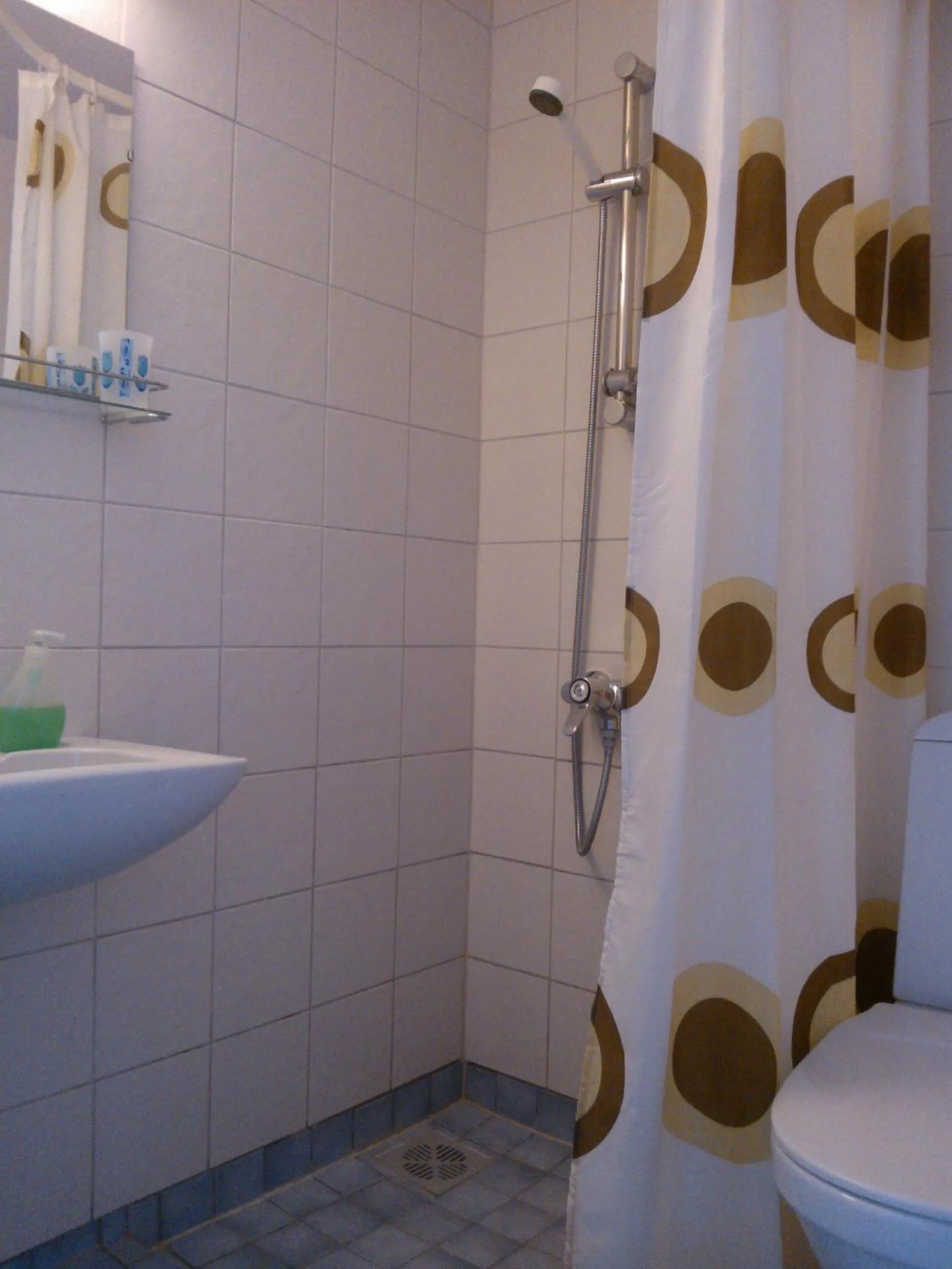 Bathroom in Leo Hotelli