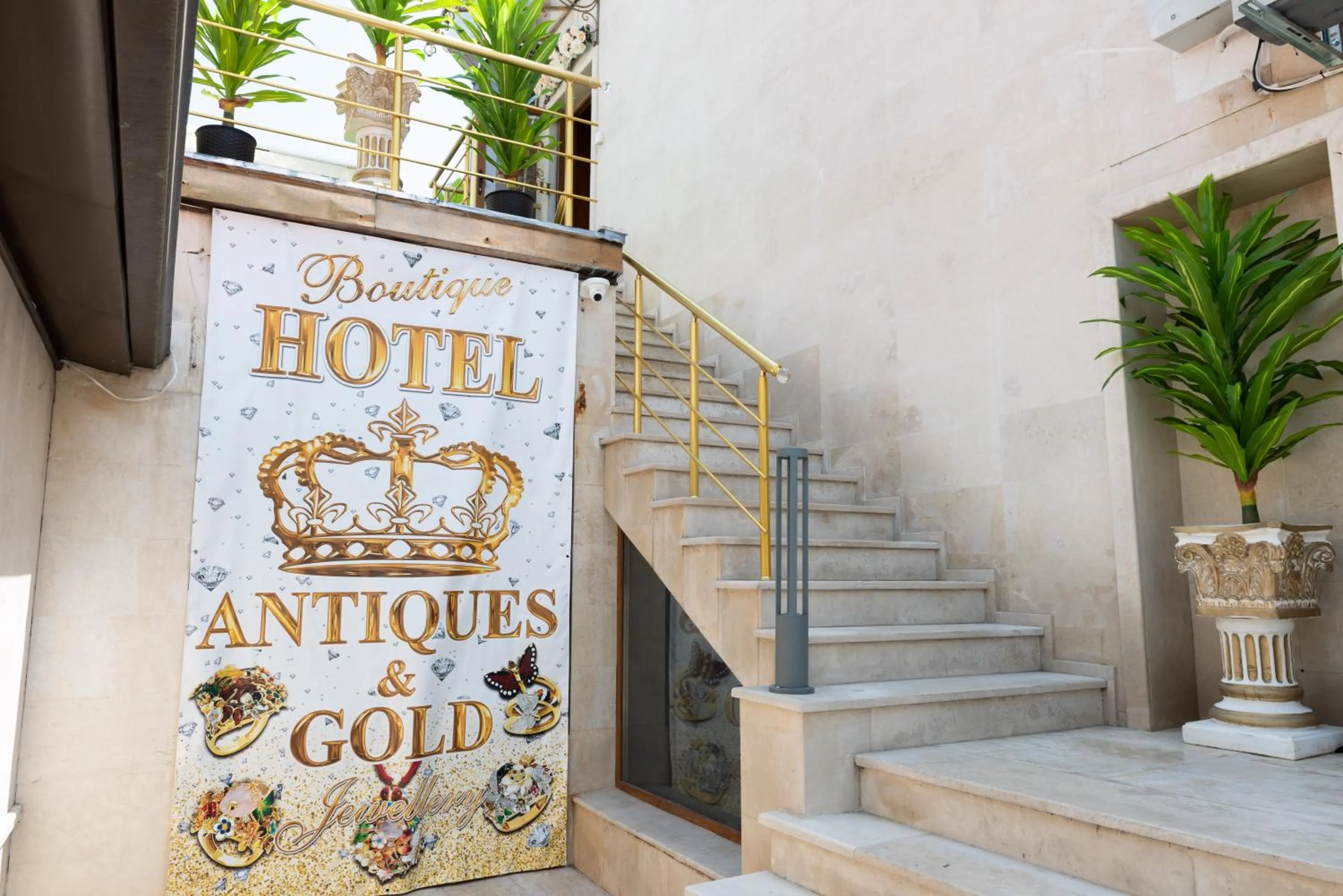 Facade/entrance in Golden House