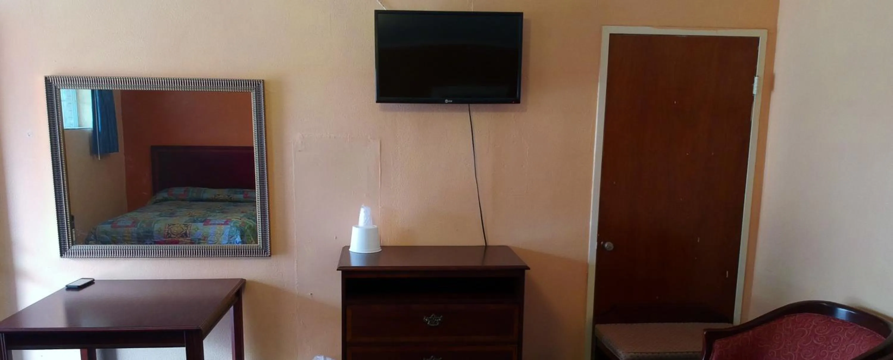 Communal lounge/ TV room, Bed in Encino Motel