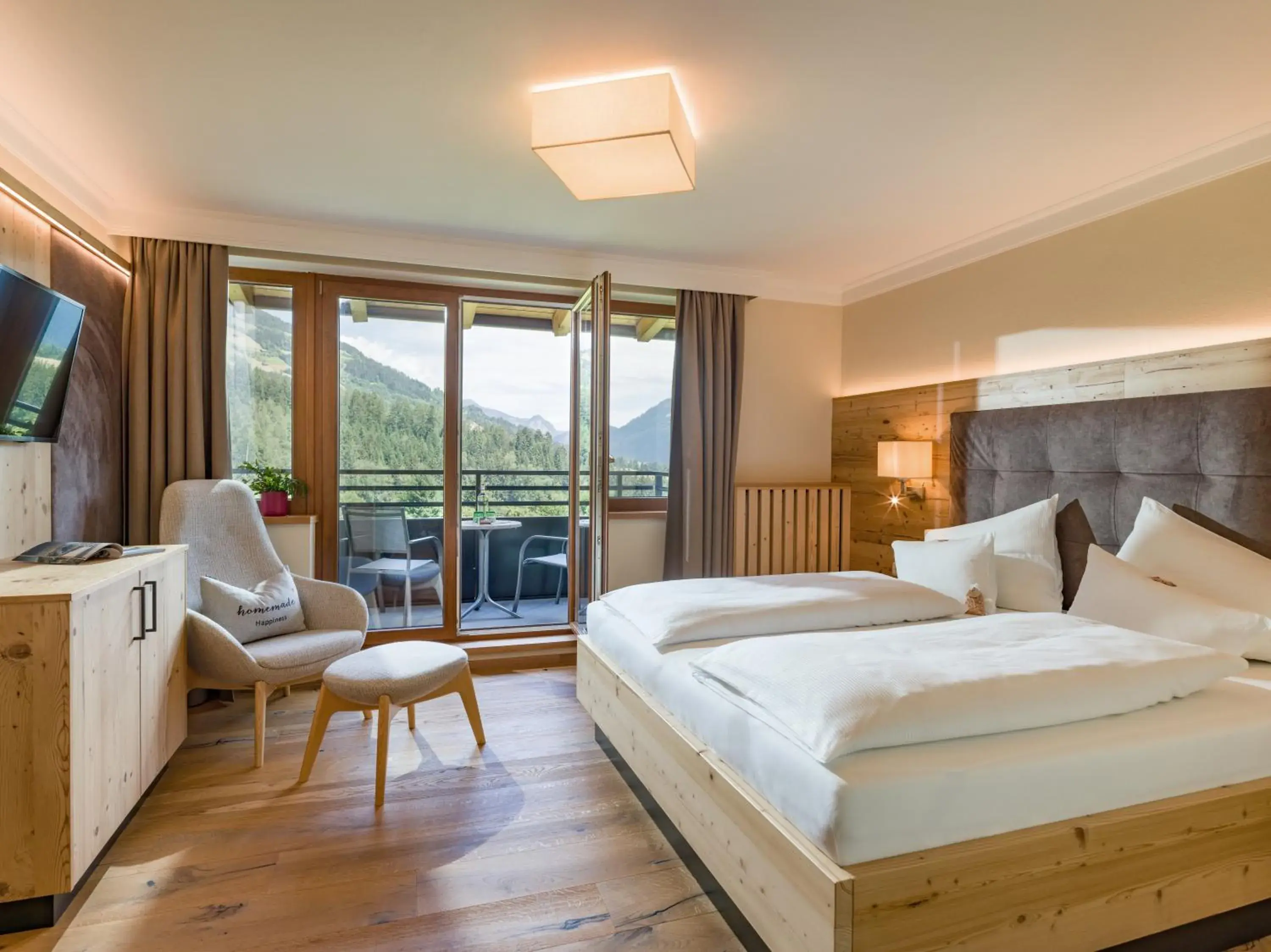 Junior Suite with Garden View in Hotel Waldfriede - Der Logenplatz im Zillertal Junior Suite with Garden View in Hotel Waldfriede - Der Logenplatz im Zillertal