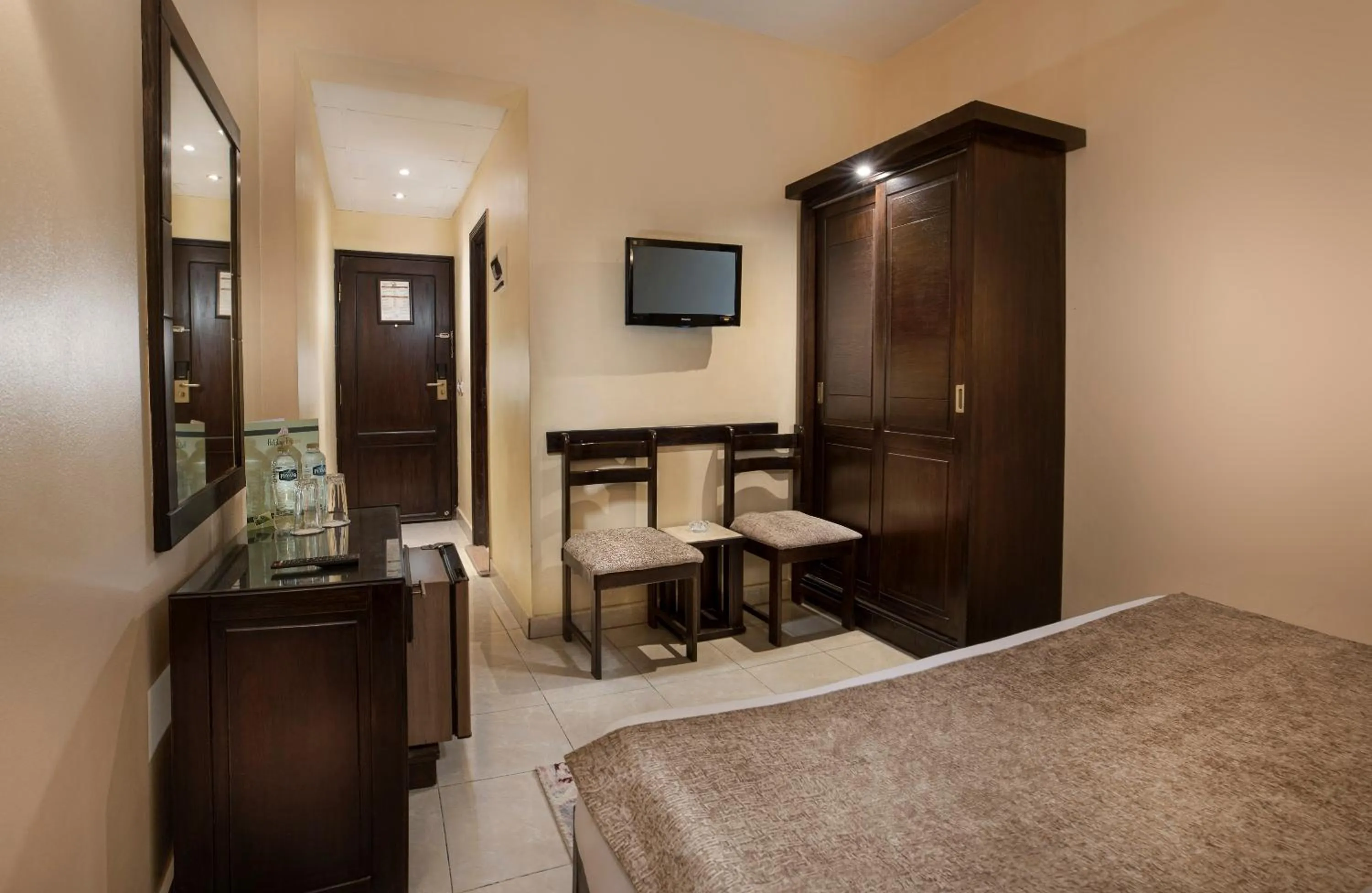 Photo of the whole room, Bed in Holidays Express Hotel