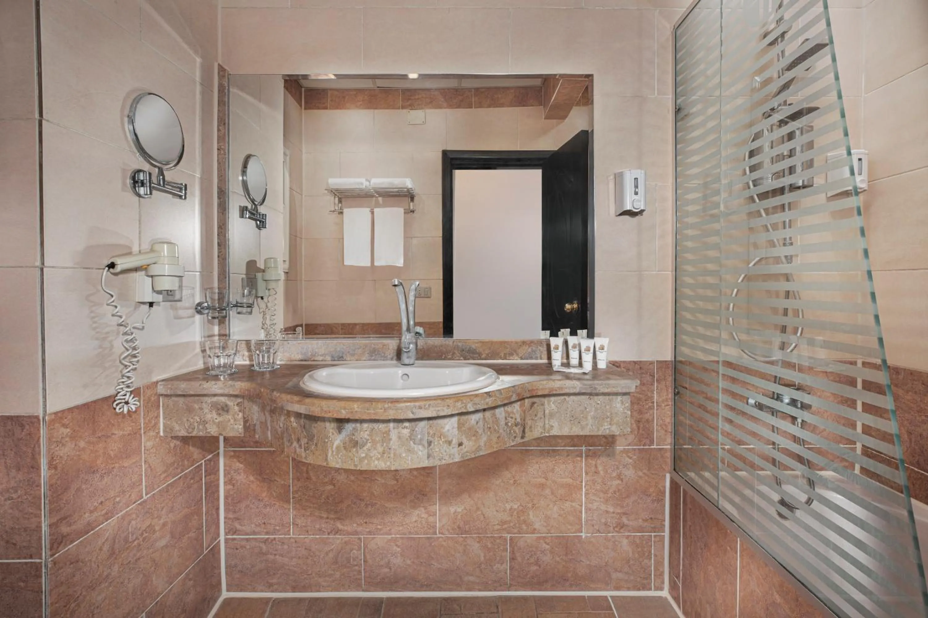 Shower in Holidays Express Hotel