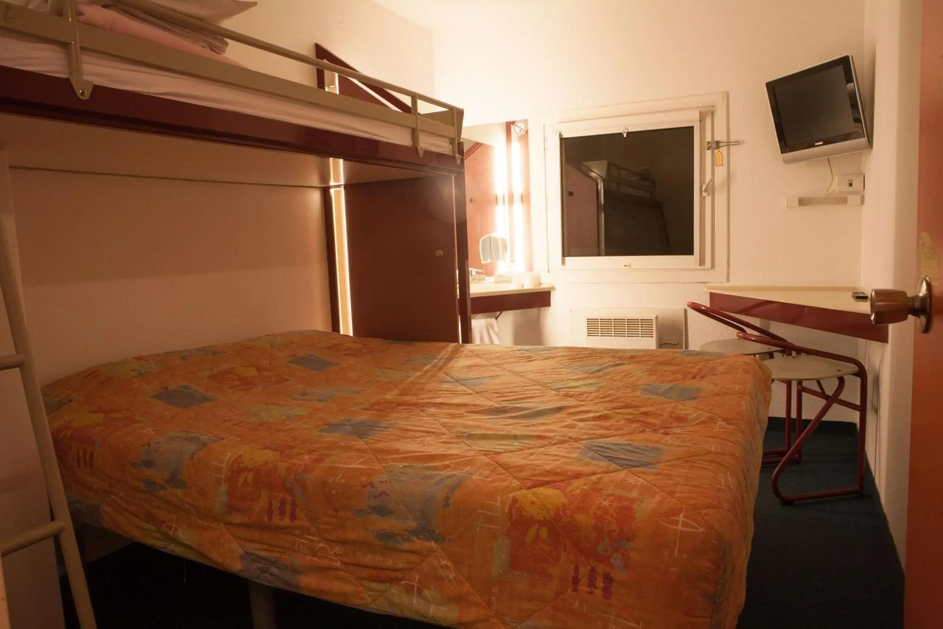 Triple Room with Shared Bathroom in ClassEco Gent Triple Room with Shared Bathroom in ClassEco Gent