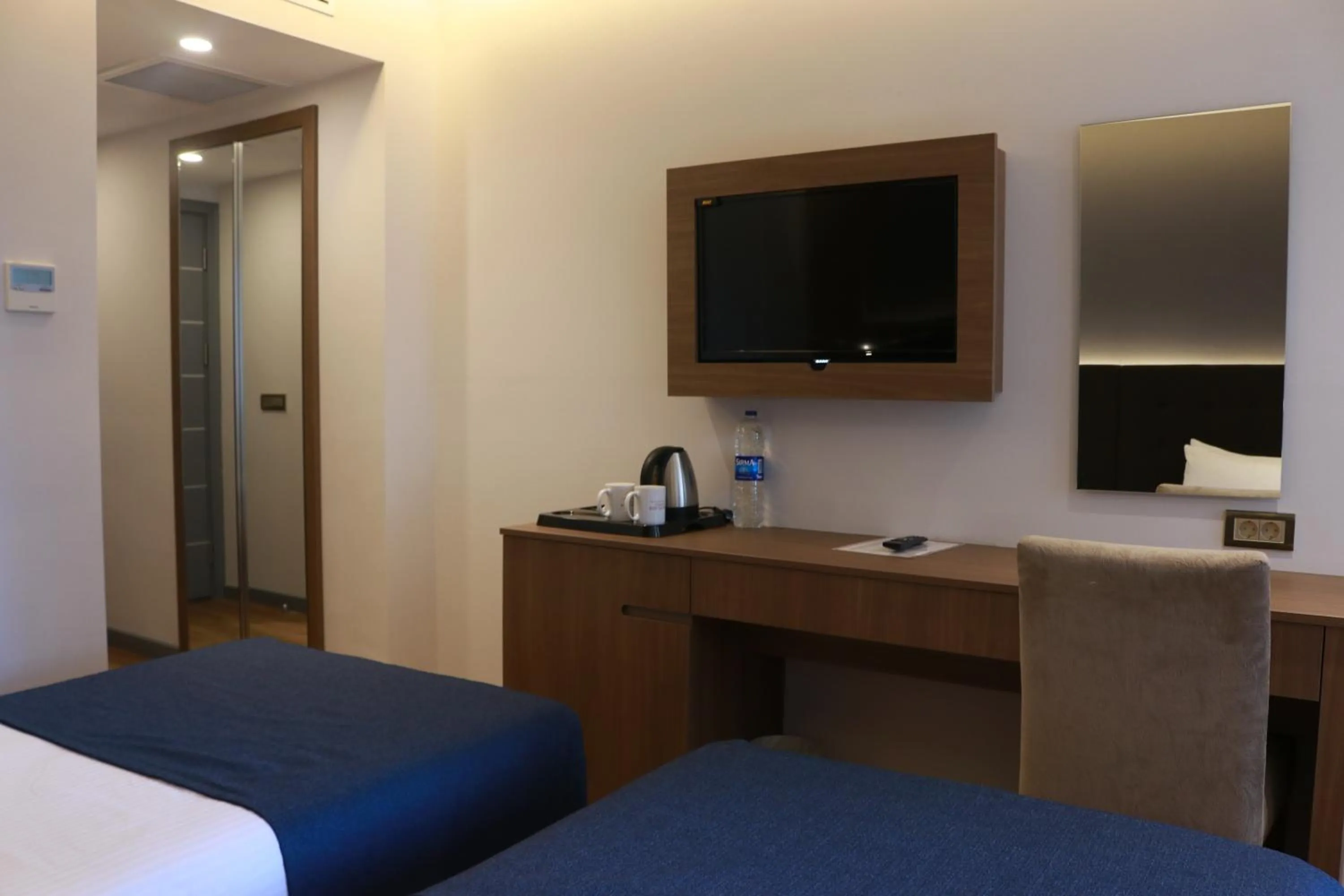 Coffee/tea facilities, Bed in Nova Plaza Crystal Hotel & Spa