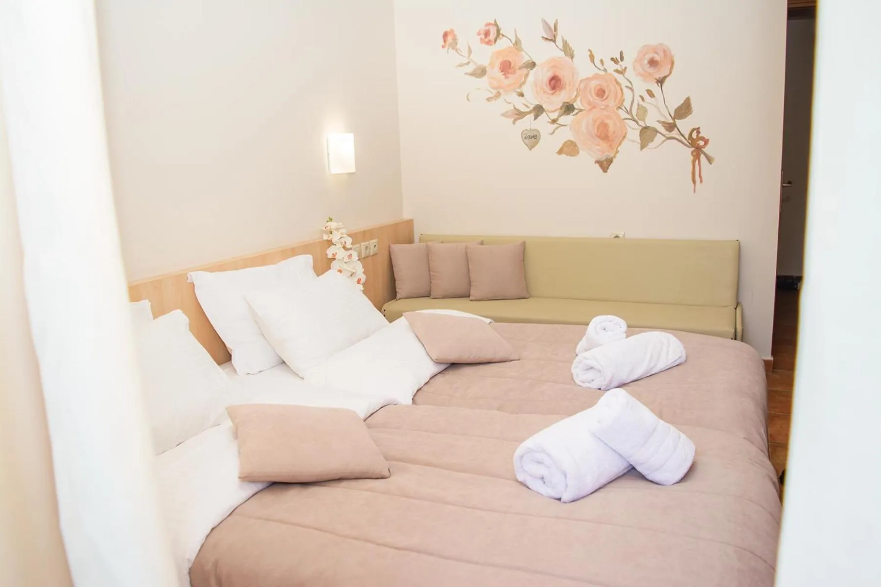 Photo of the whole room, Bed in Platamon Centrale