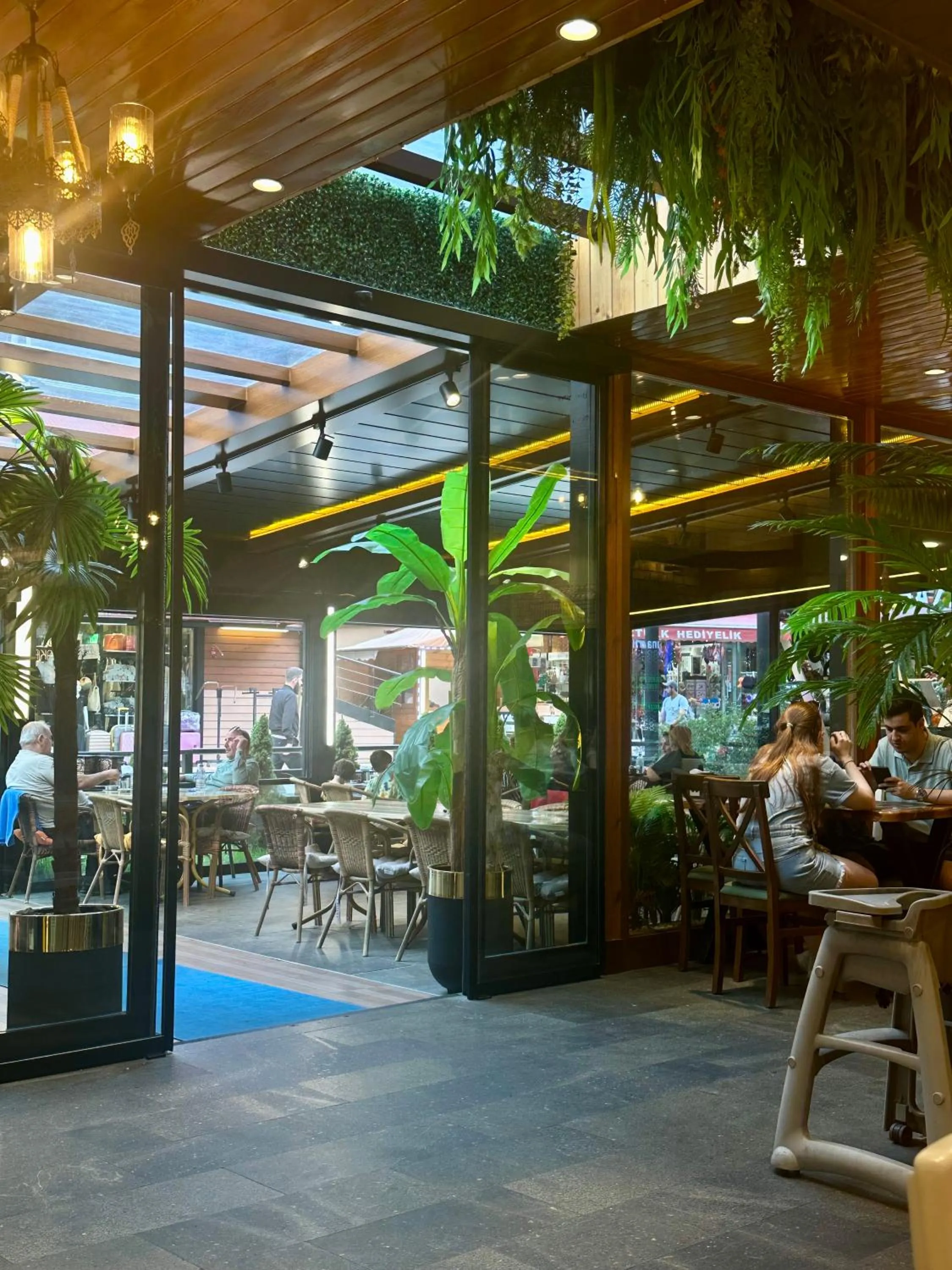 Restaurant/places to eat in Inanlar Garden Hotel & Bungalow