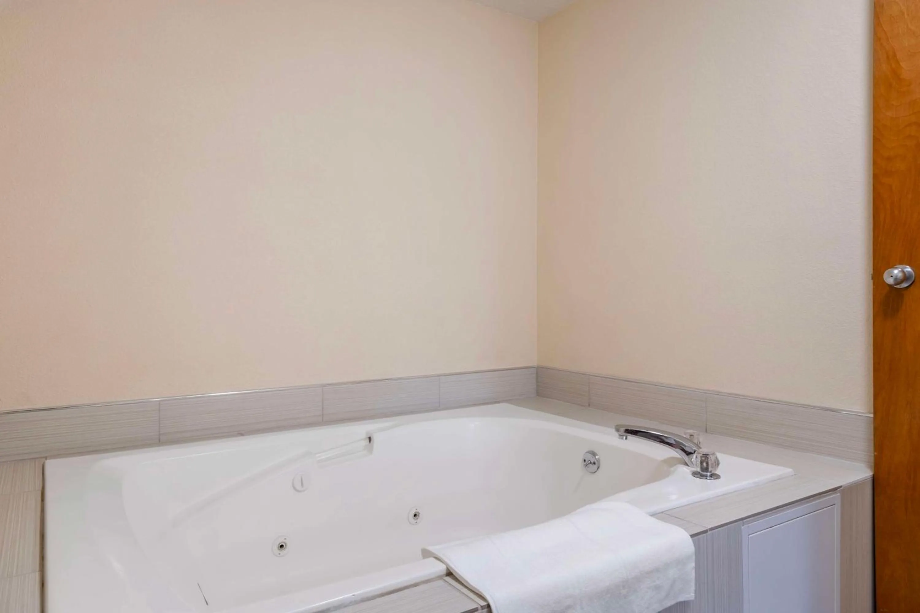 Bathroom in Best Western Campbellsville Inn