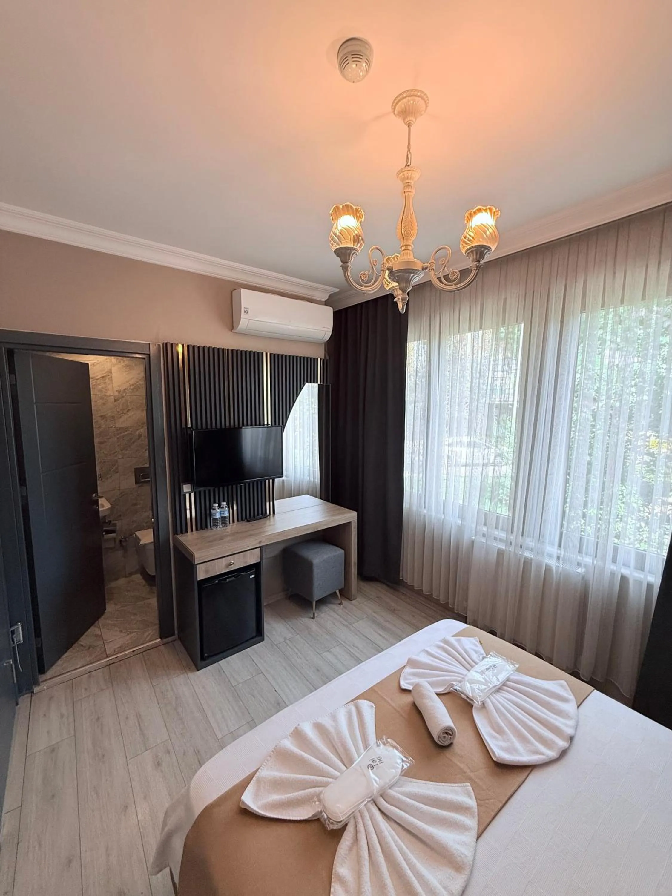 Communal lounge/ TV room, Bed in New Taksim Hotel