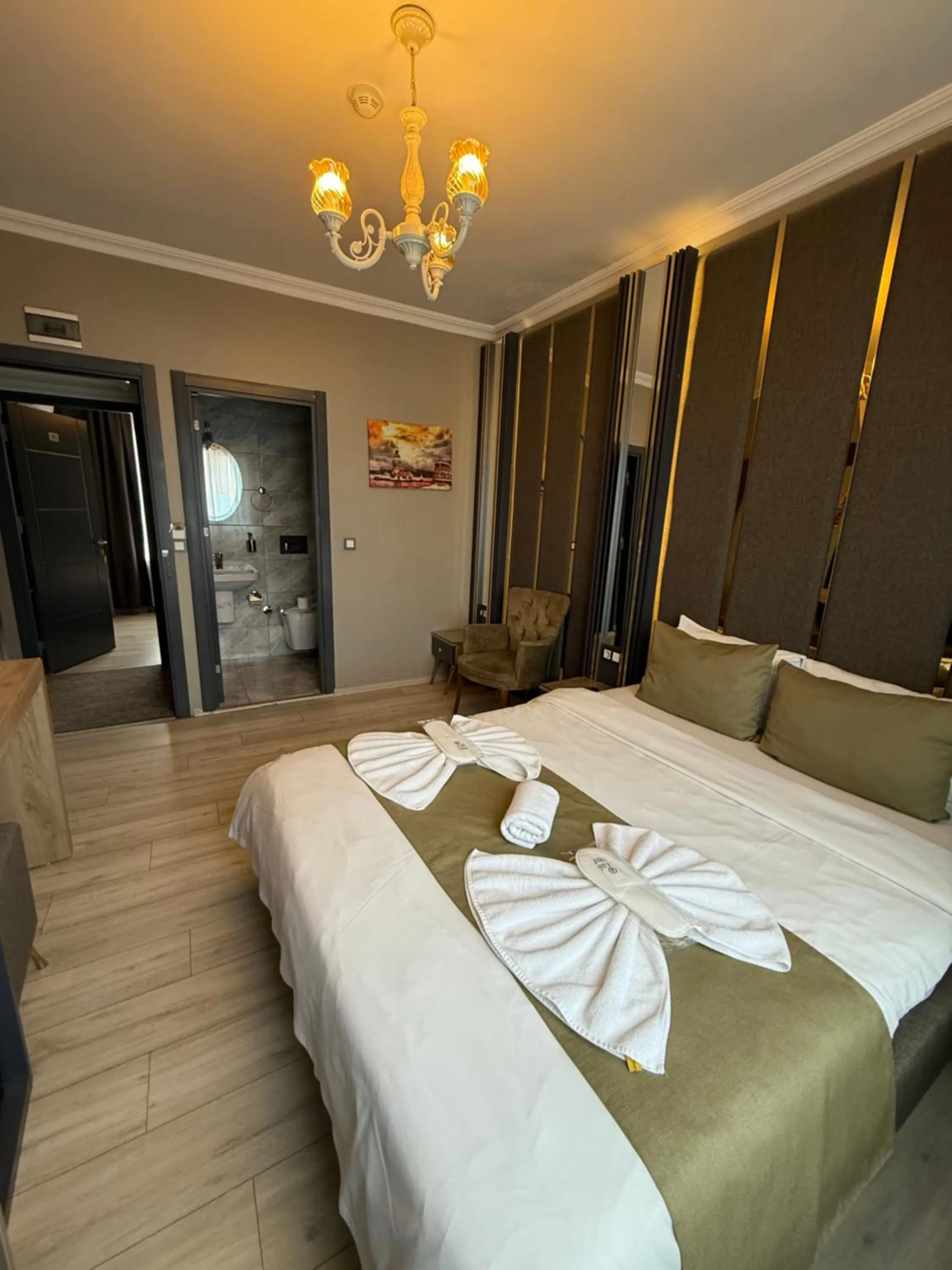 Photo of the whole room, Bed in New Taksim Hotel