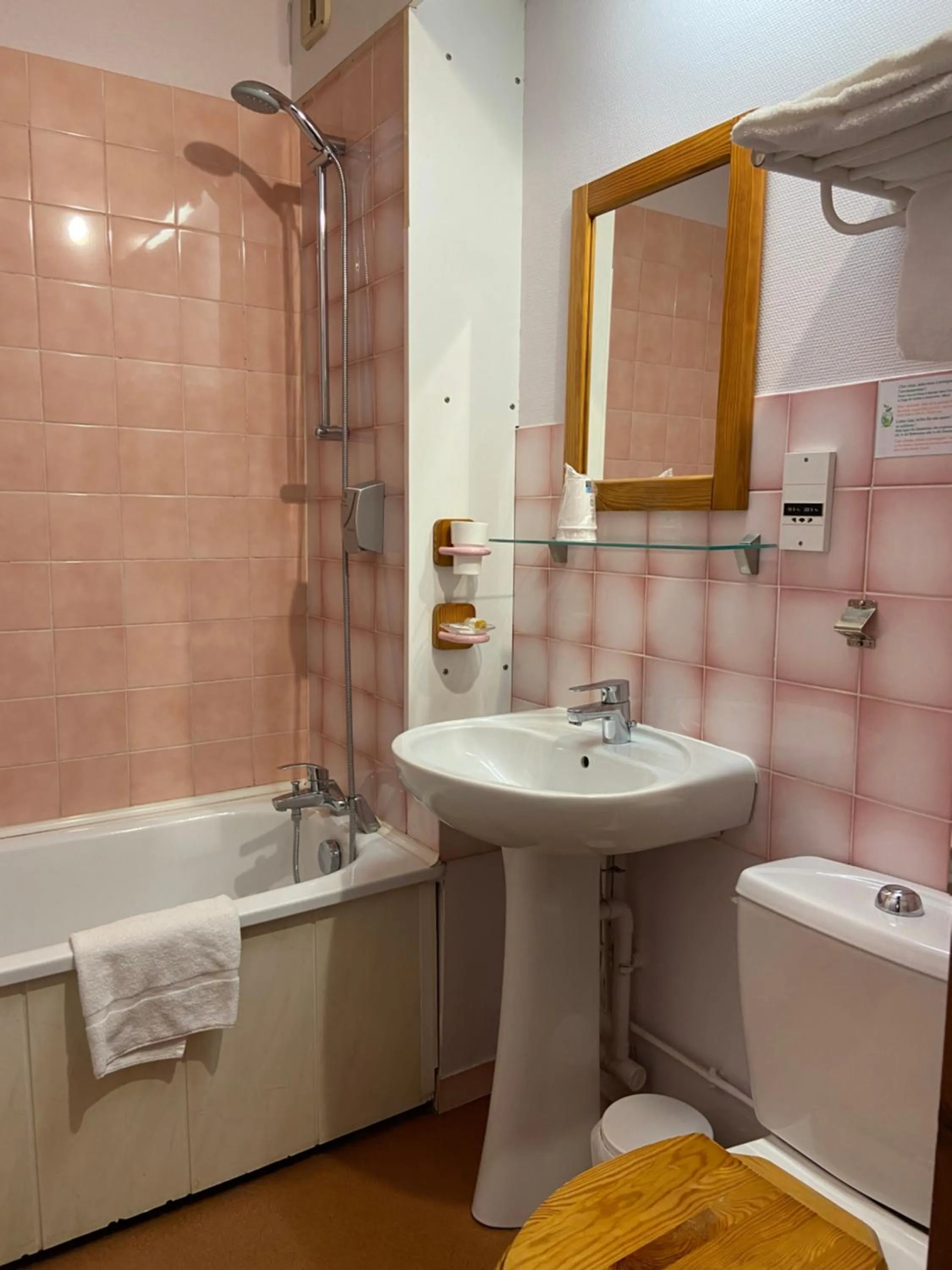 Toilet in Hôtel Mélodie