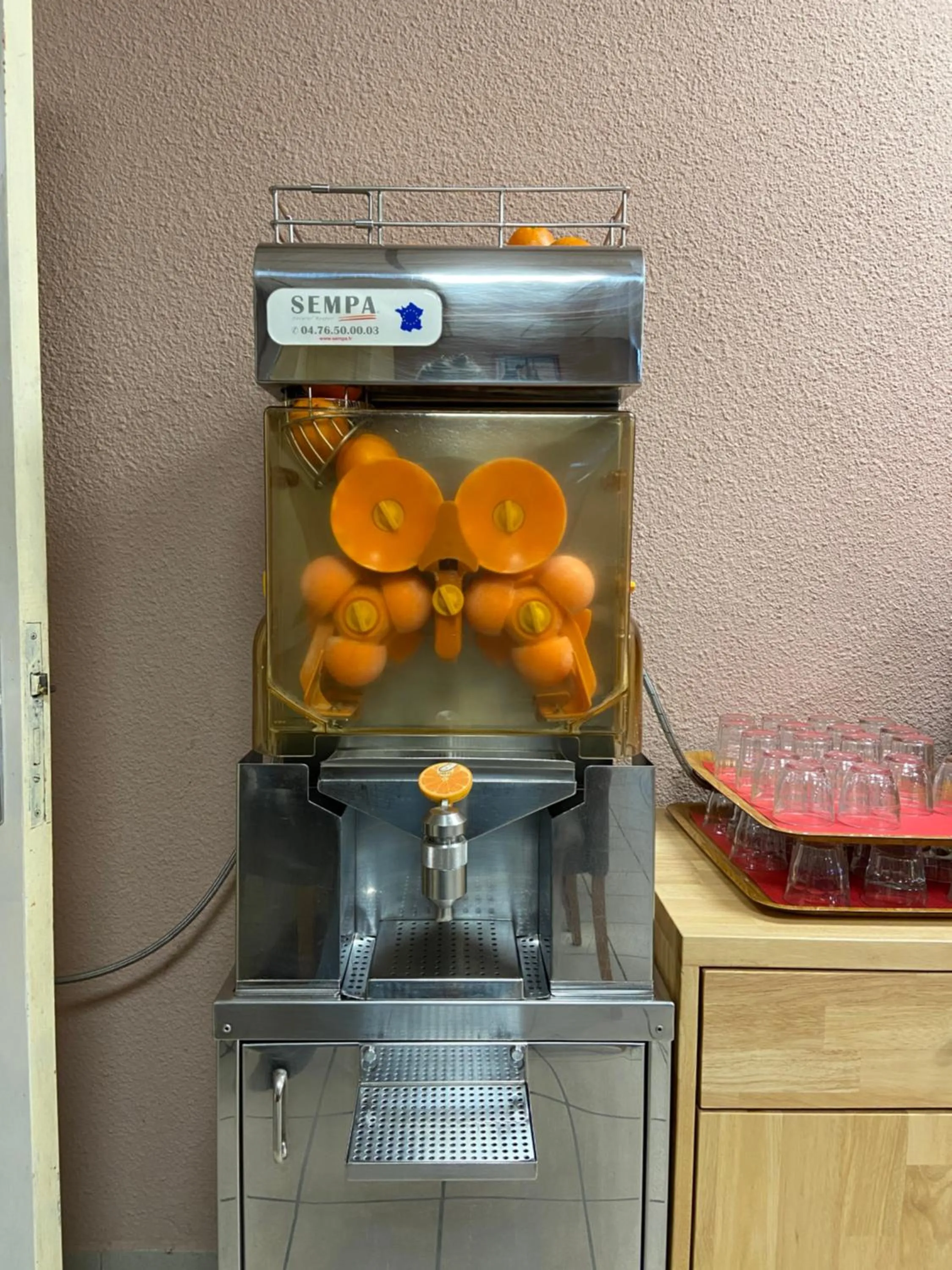 Food and drinks in Hôtel Mélodie