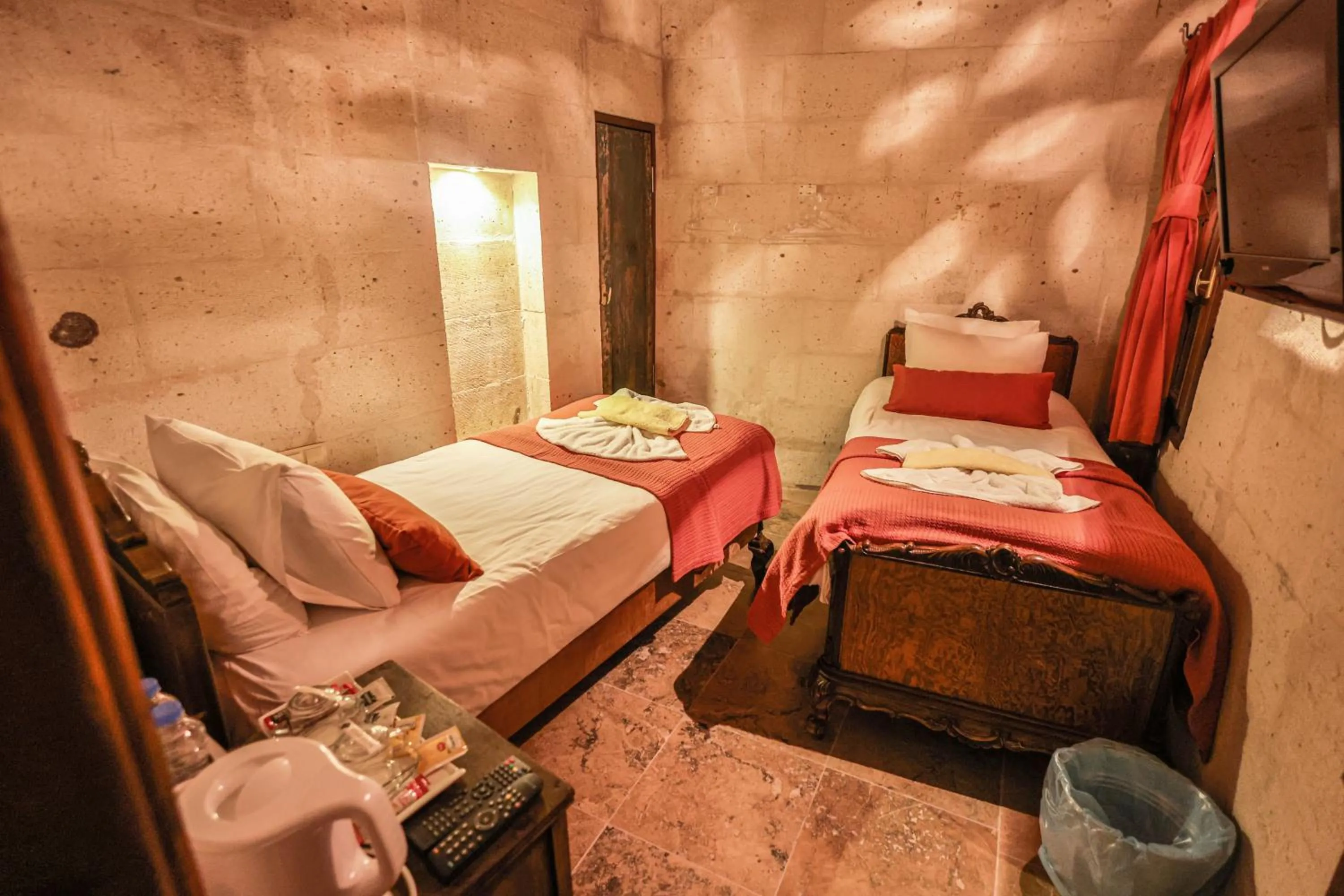 Photo of the whole room, Bed in Cappadocia Eagle Cave Inn