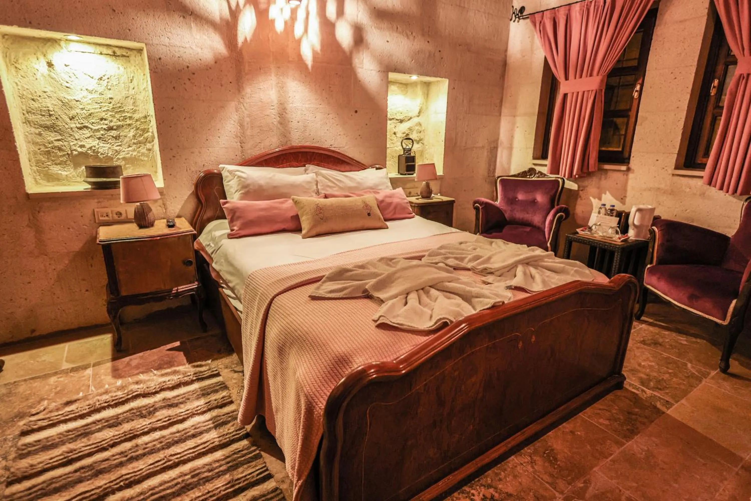 Photo of the whole room, Bed in Cappadocia Eagle Cave Inn