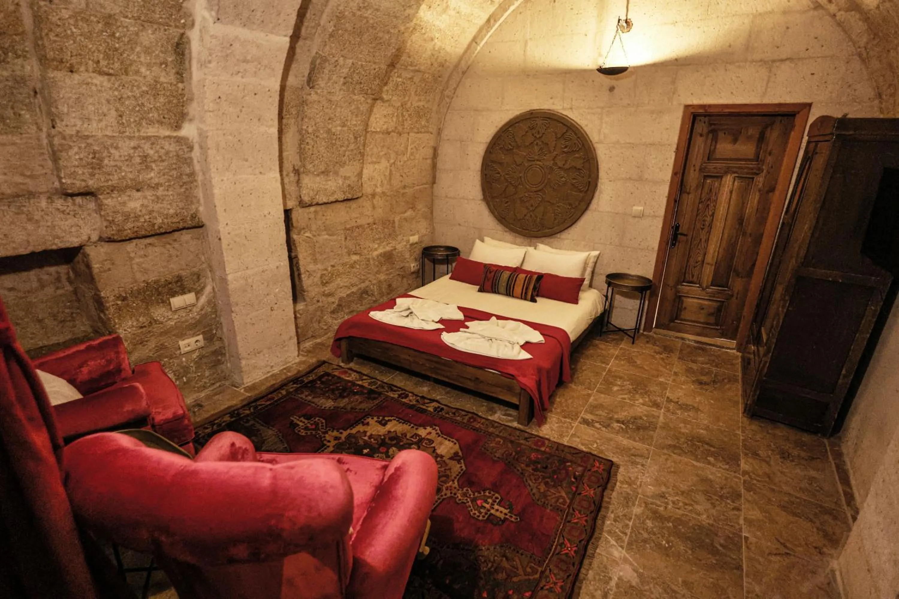 Photo of the whole room, Bed in Cappadocia Eagle Cave Inn