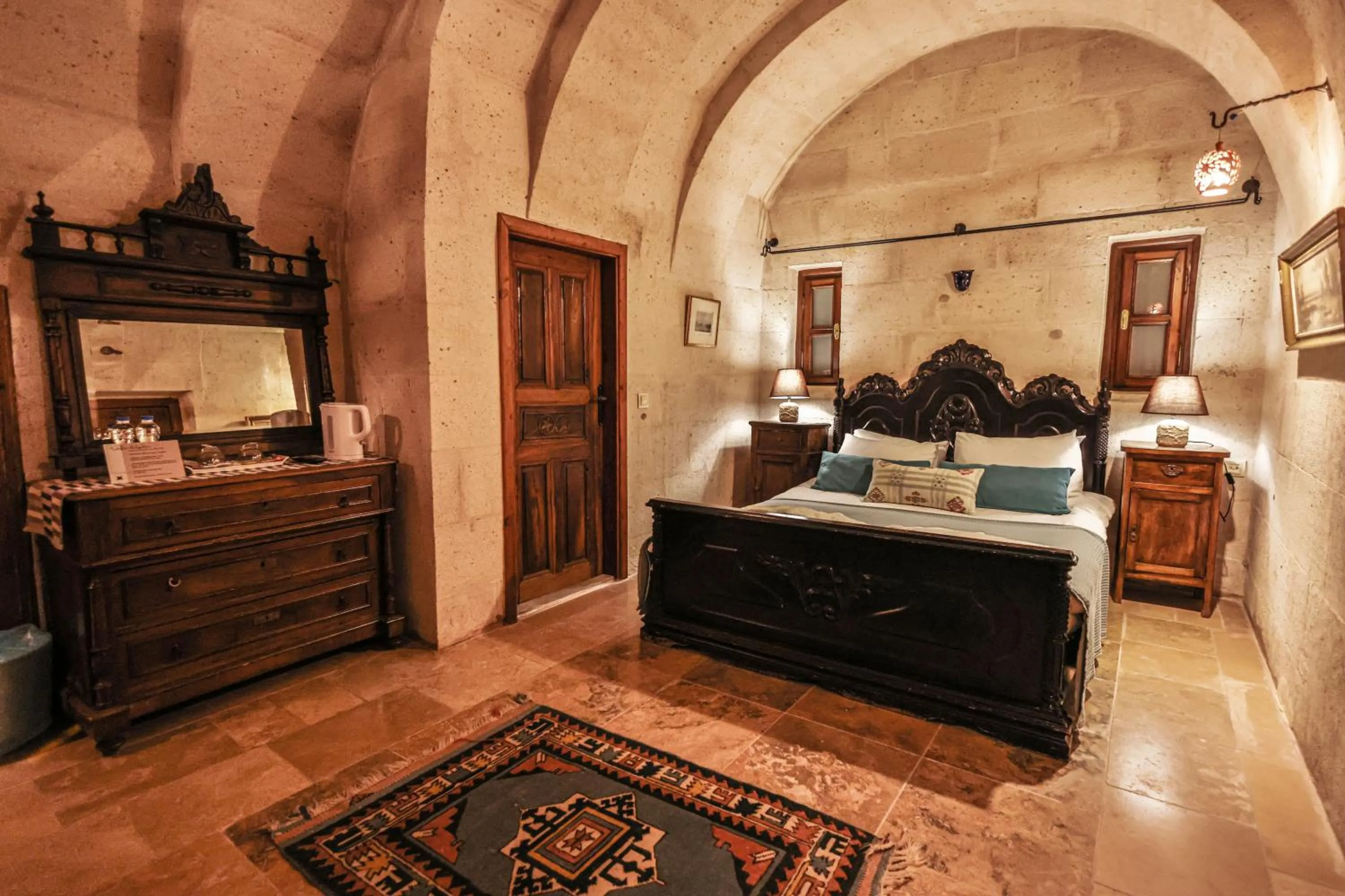 Photo of the whole room, Bed in Cappadocia Eagle Cave Inn