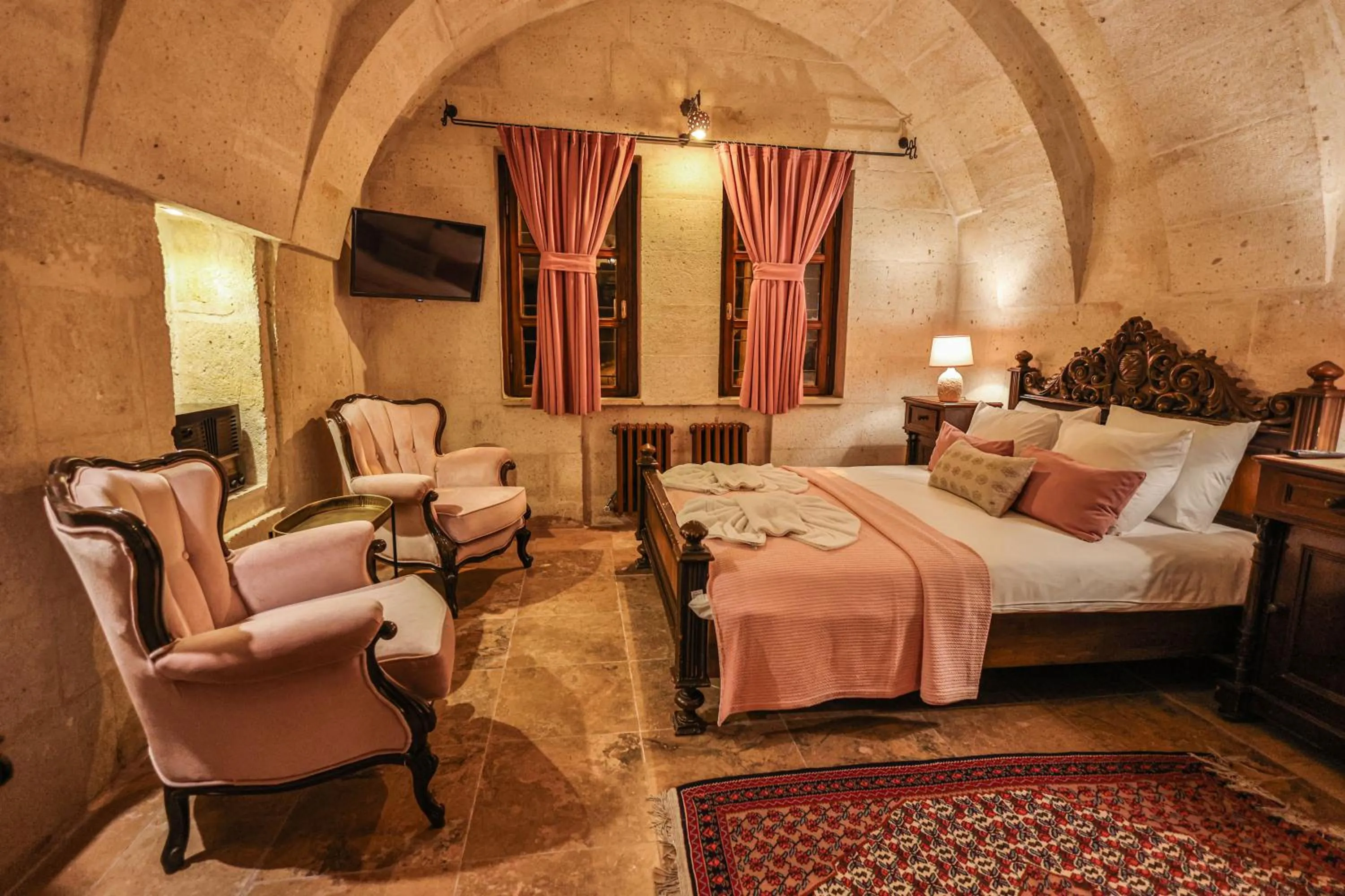 Photo of the whole room, Bed in Cappadocia Eagle Cave Inn