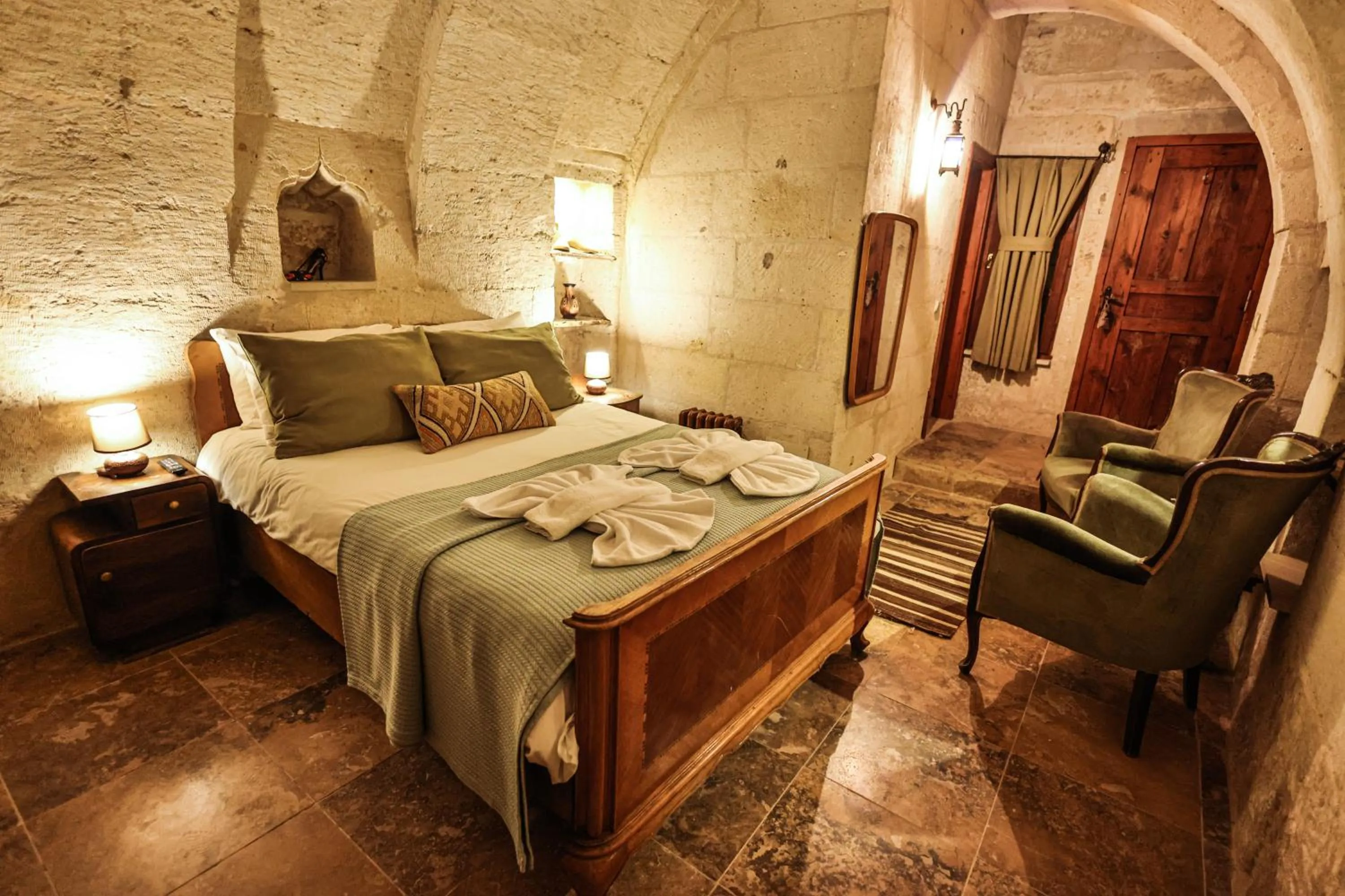 Photo of the whole room, Bed in Cappadocia Eagle Cave Inn