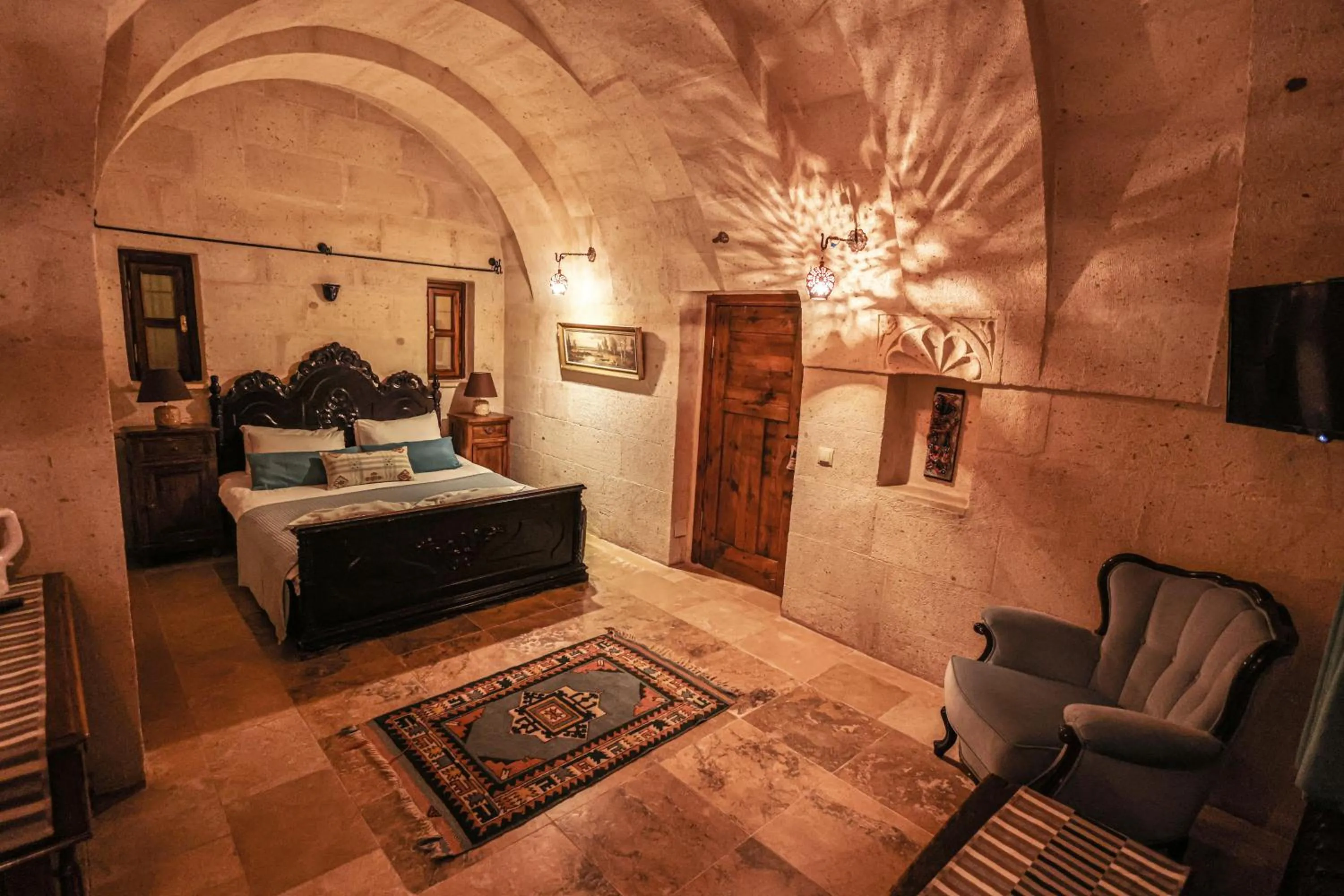 Photo of the whole room, Bed in Cappadocia Eagle Cave Inn