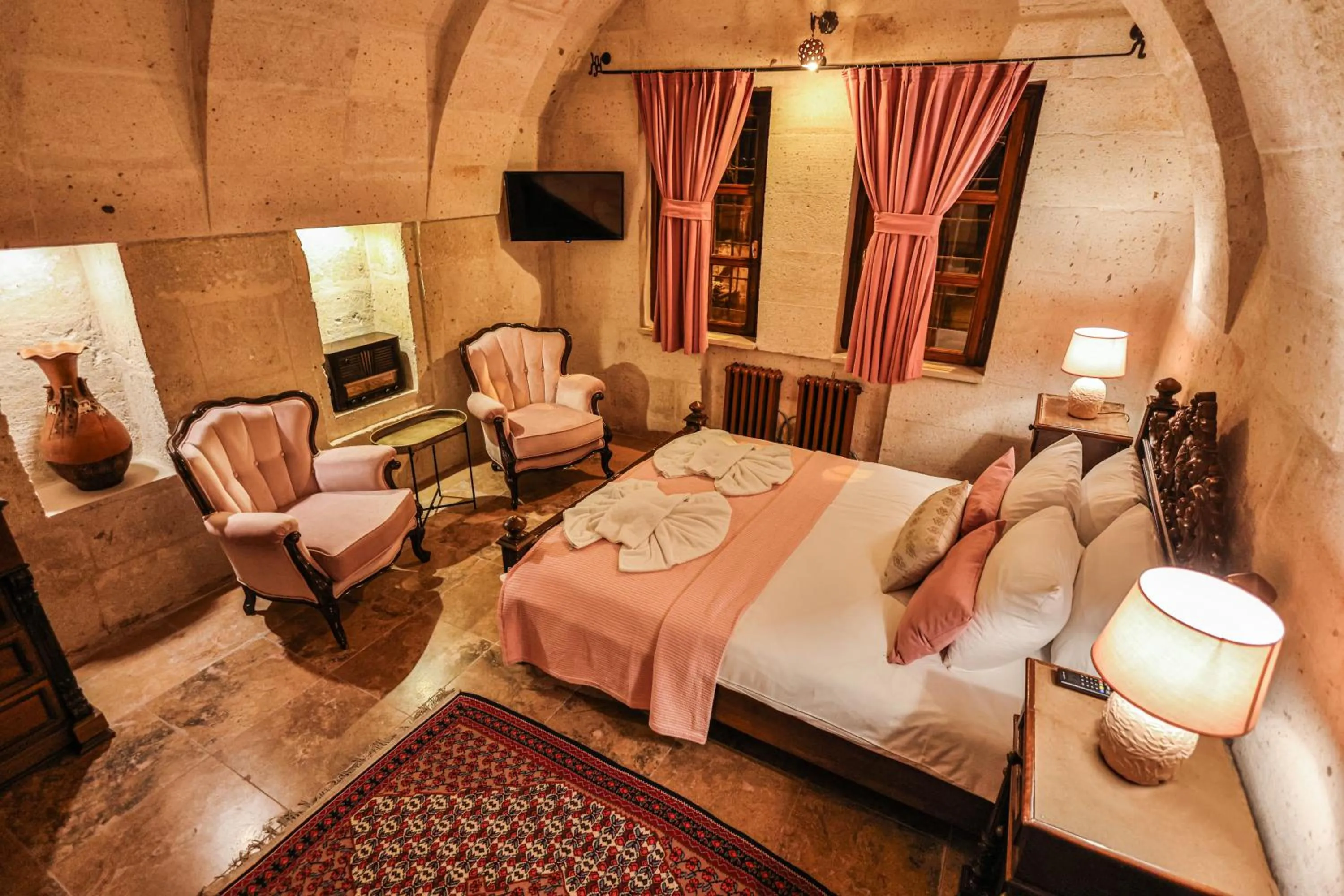 Photo of the whole room, Bed in Cappadocia Eagle Cave Inn