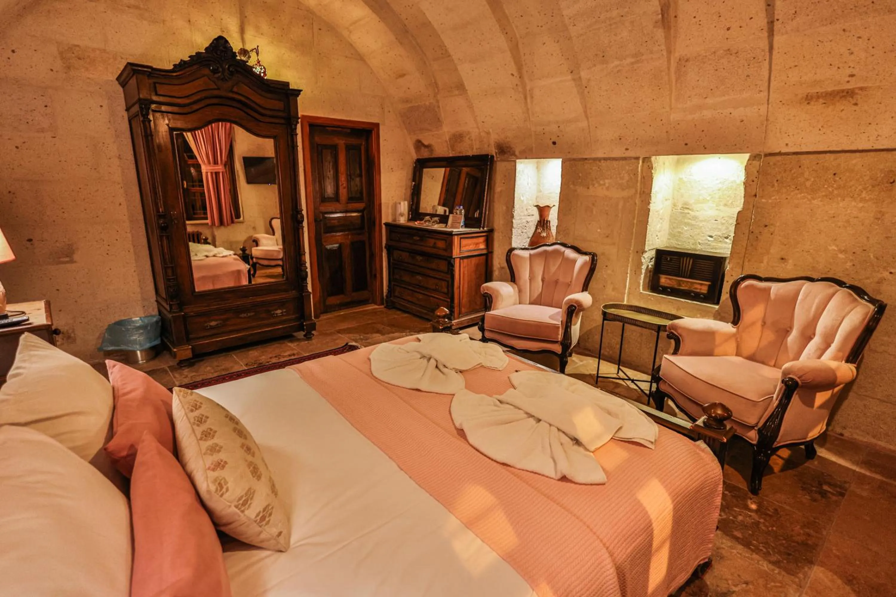 Photo of the whole room, Bed in Cappadocia Eagle Cave Inn