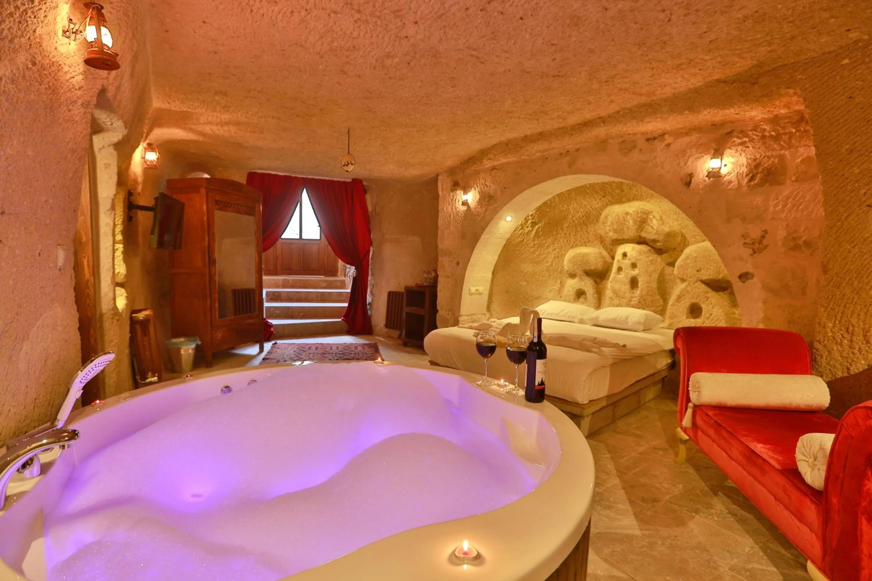 Photo of the whole room, Bed in Cappadocia Eagle Cave Inn