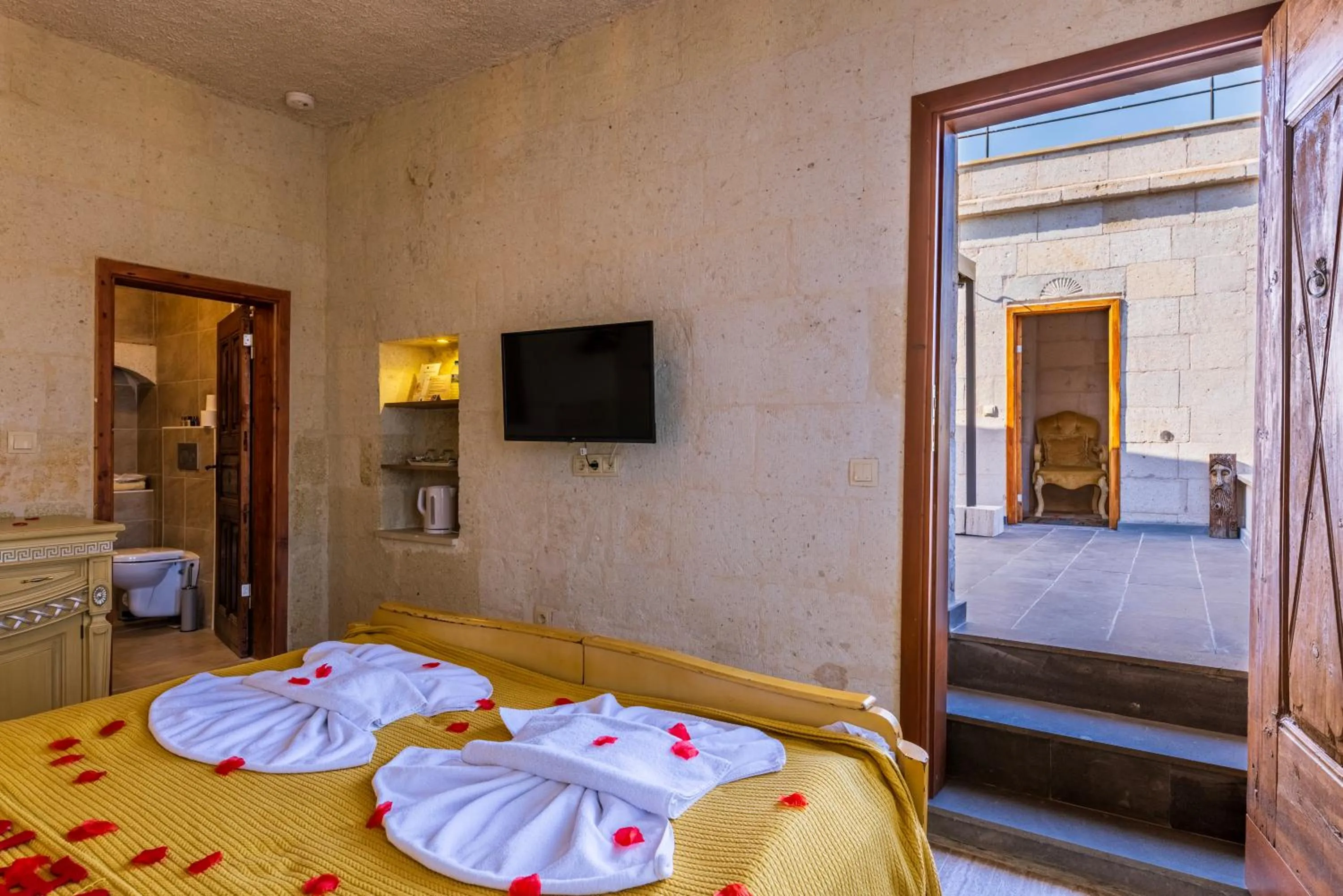 Photo of the whole room, Bed in Cappadocia Eagle Cave Inn