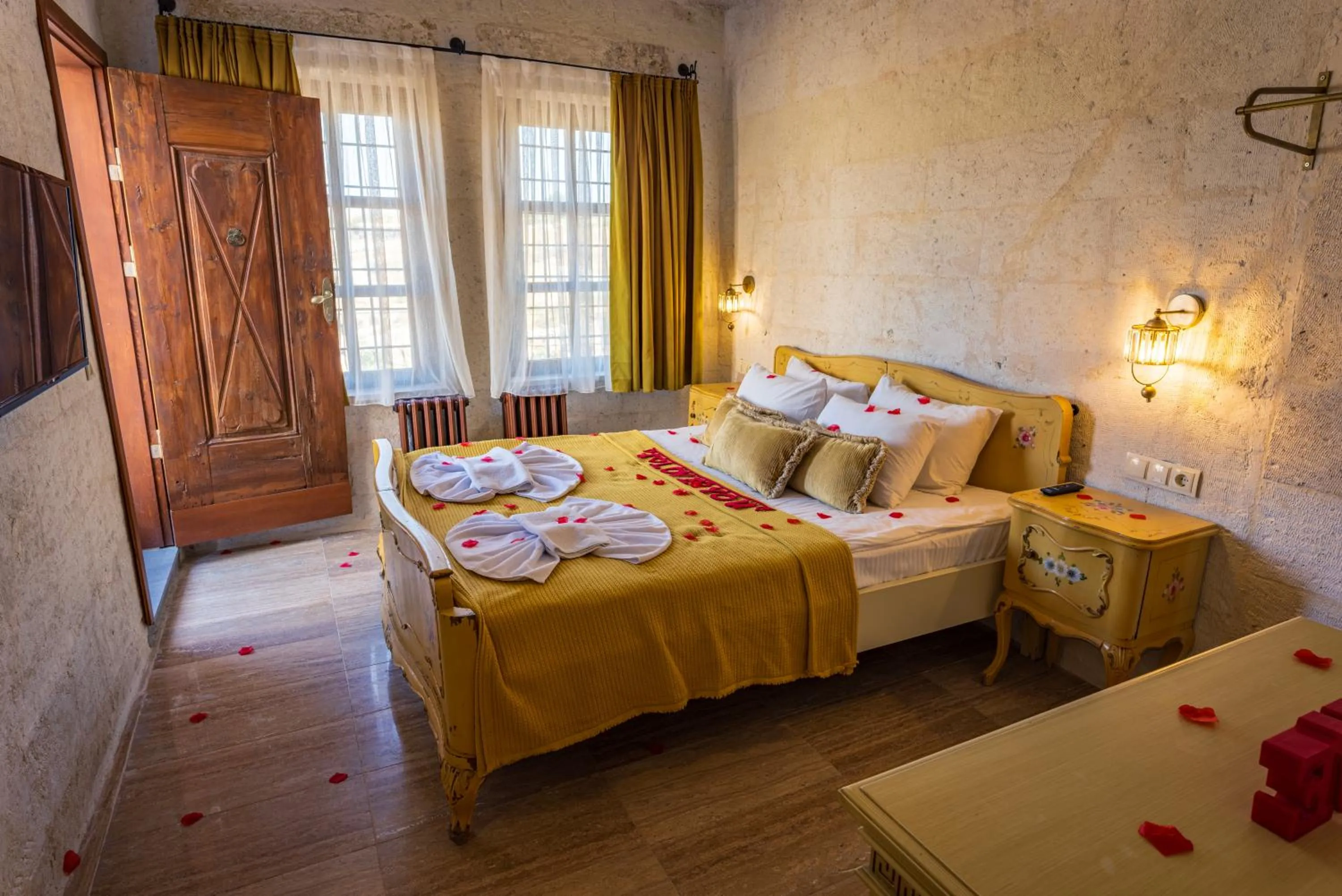 Photo of the whole room, Bed in Cappadocia Eagle Cave Inn