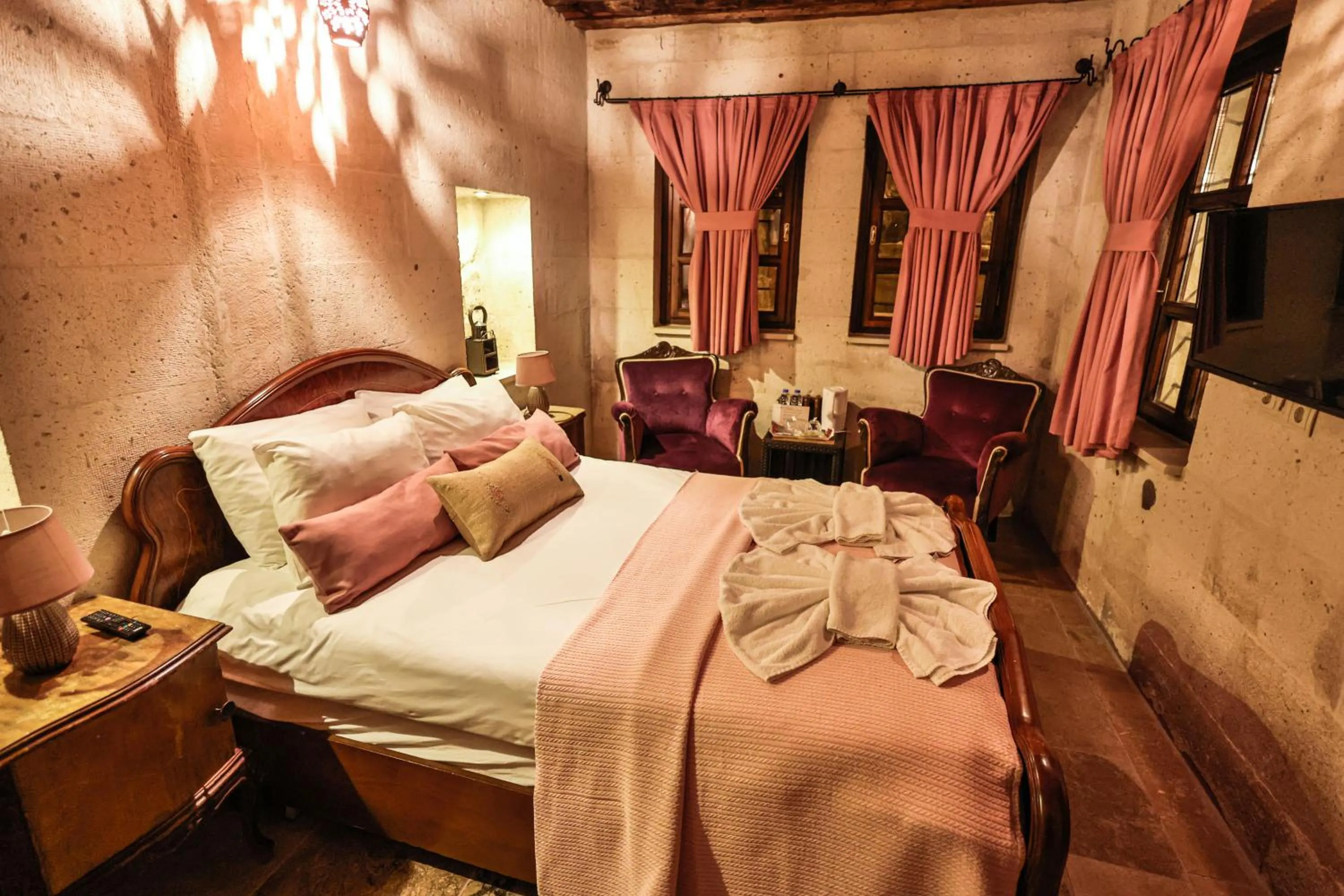 Photo of the whole room, Bed in Cappadocia Eagle Cave Inn