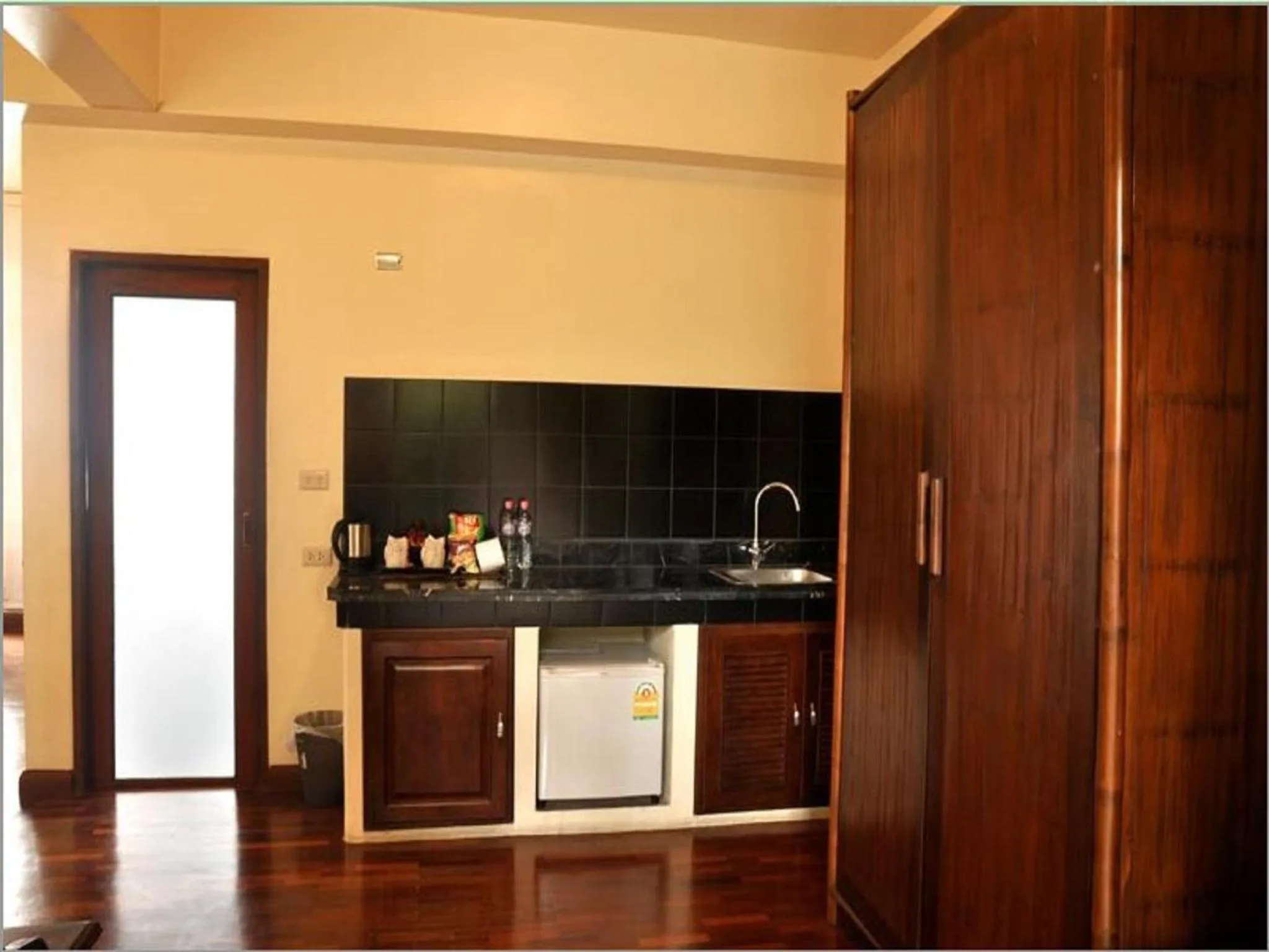 Kitchen or kitchenette in Sourire at Rattanakosin Island Hotel