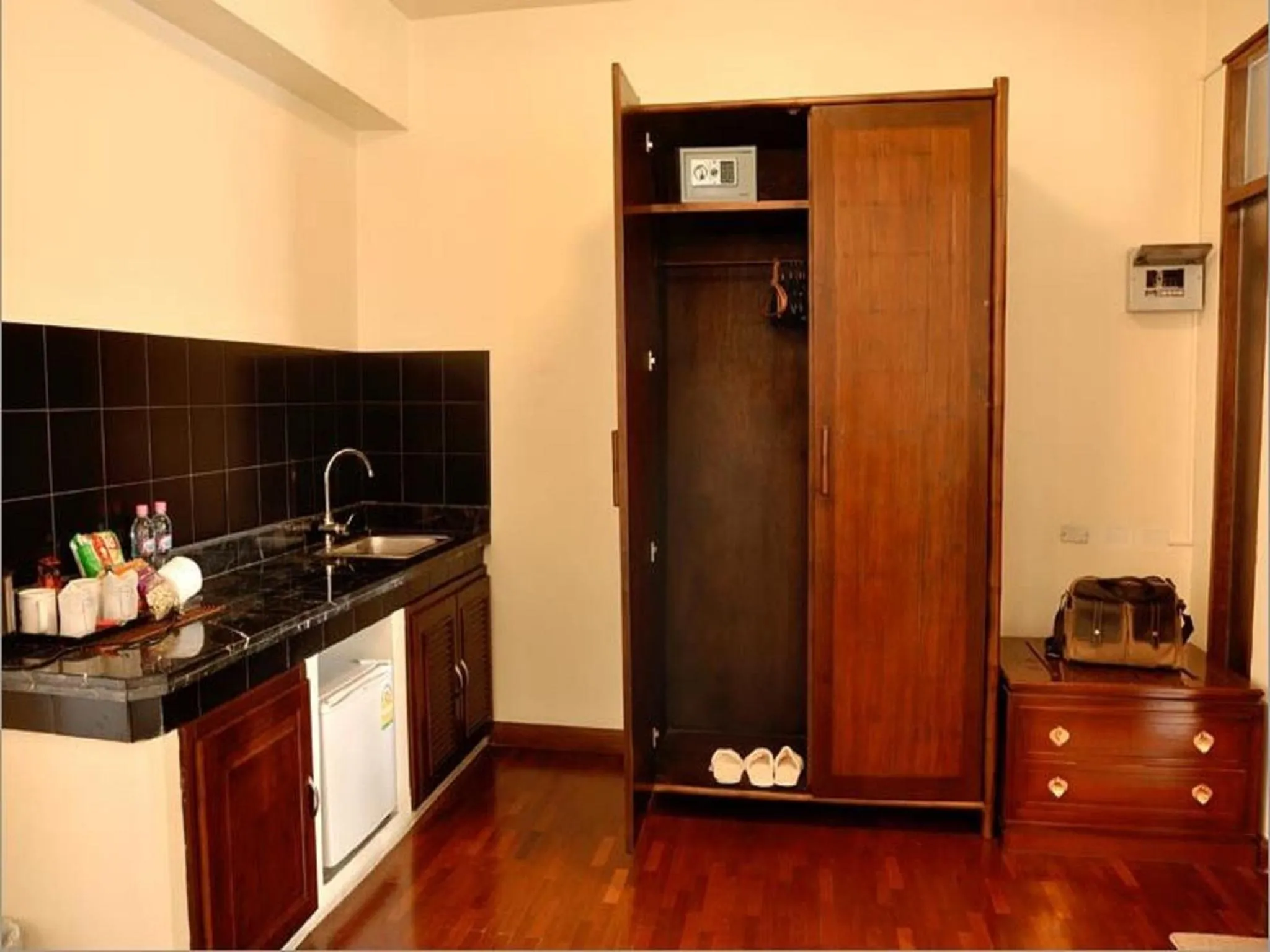 Kitchen or kitchenette in Sourire at Rattanakosin Island Hotel