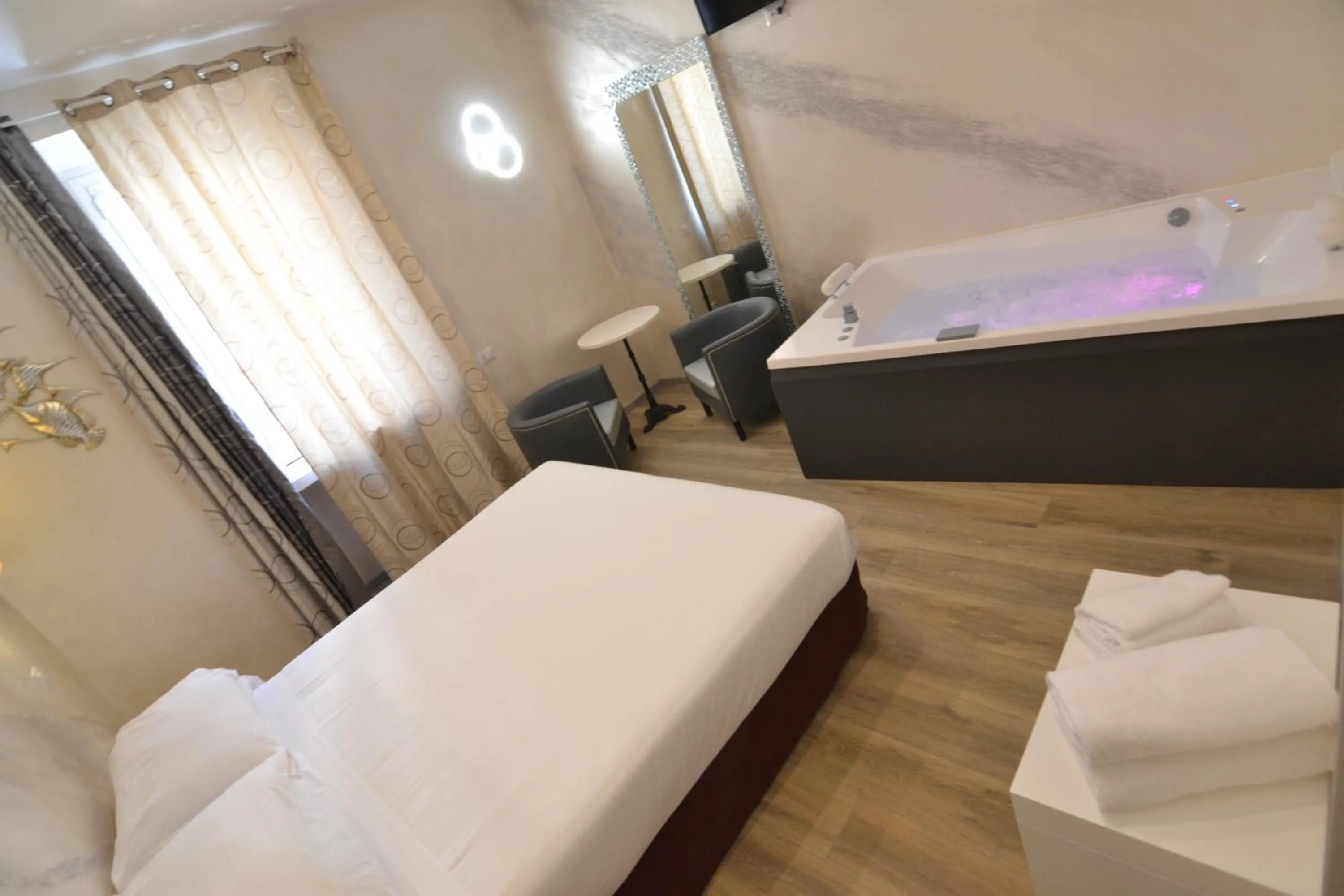 Hot Tub, Bed in Hotel Santa Prassede