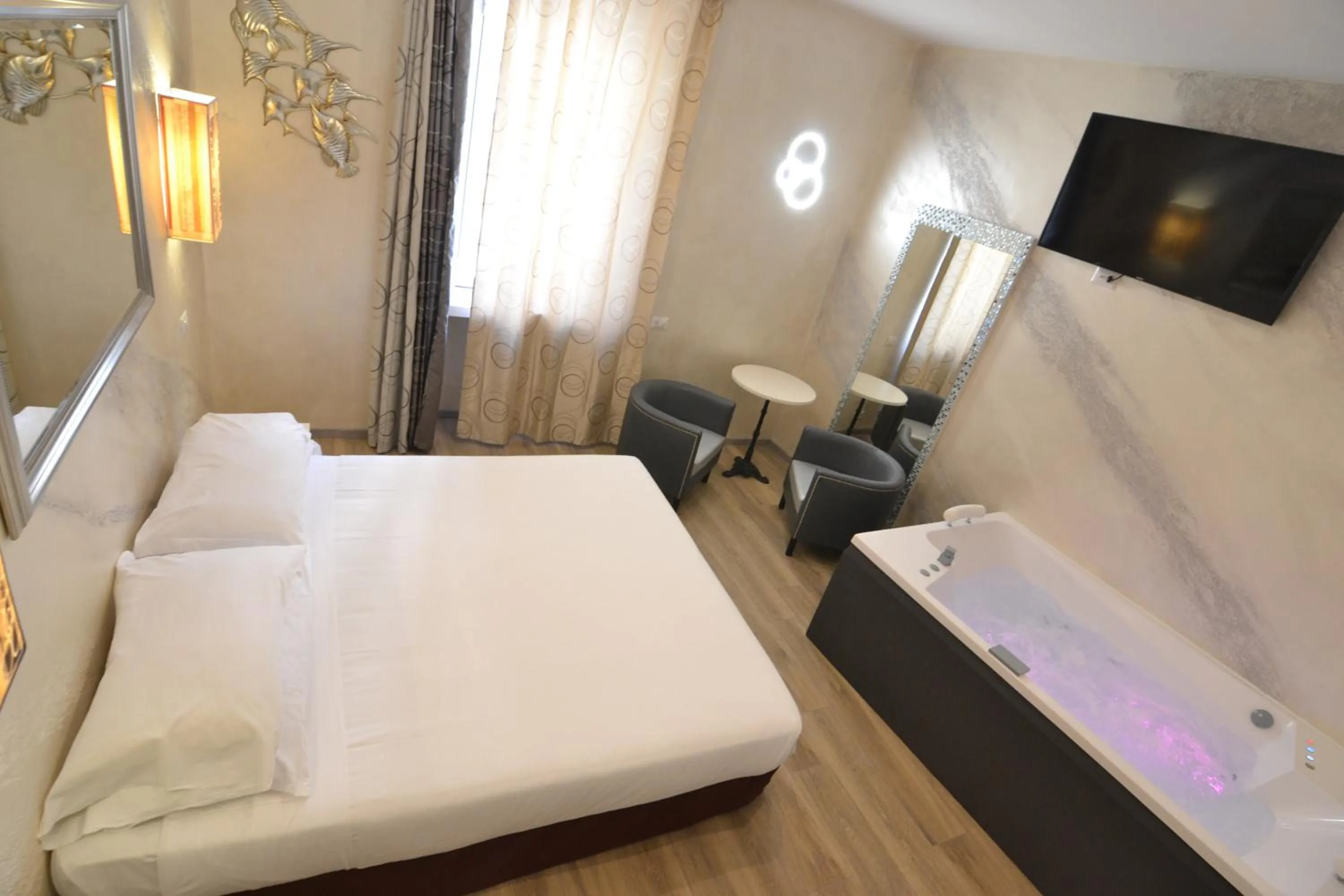 Hot Tub, Bed in Hotel Santa Prassede