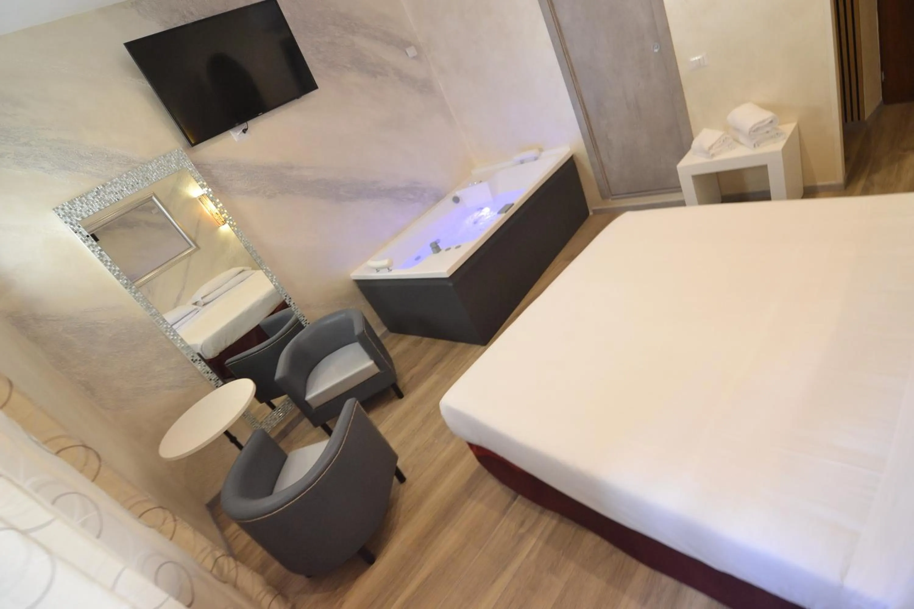 Hot Tub, Bed in Hotel Santa Prassede