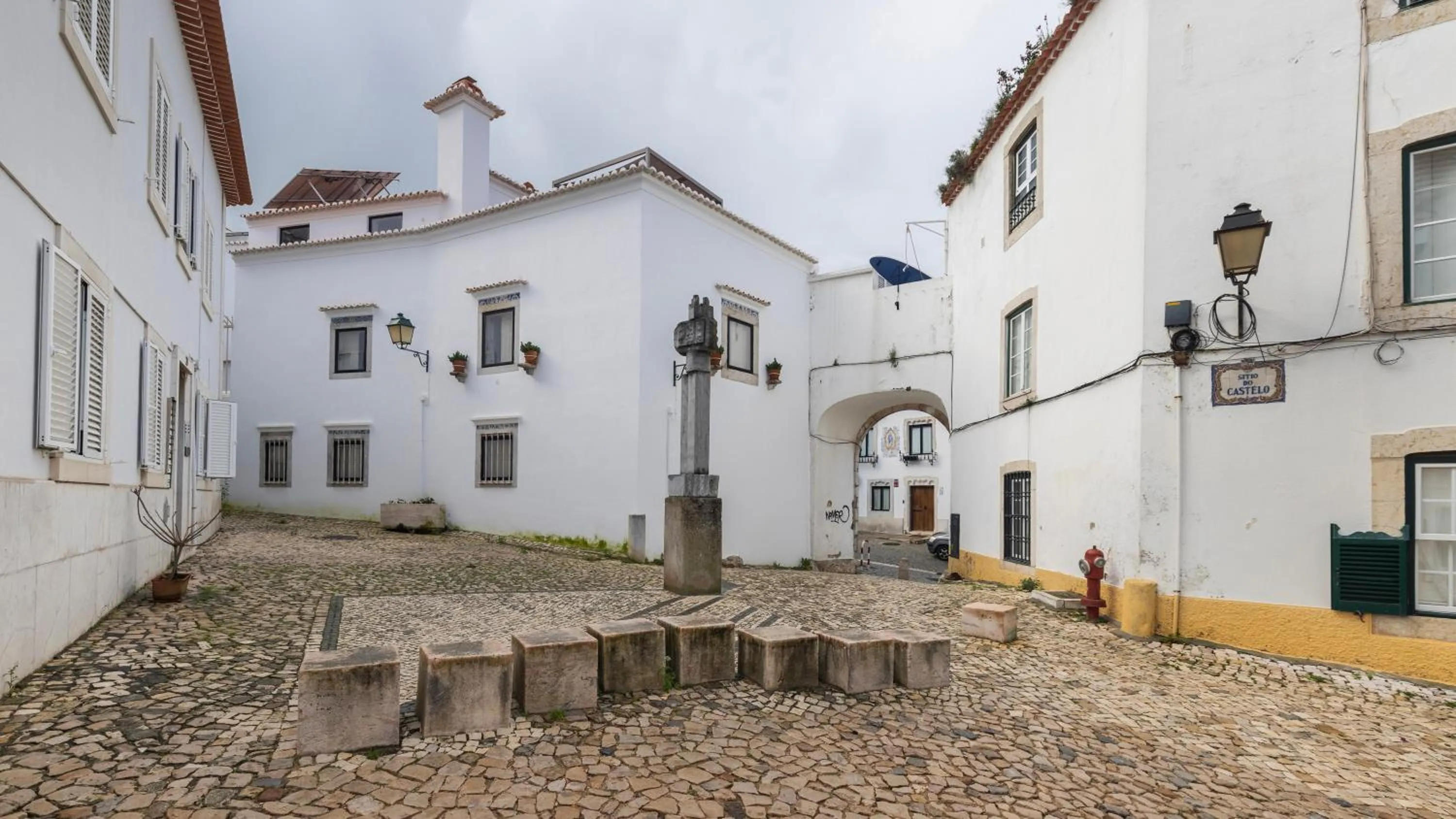 Day in Sítio do Castelo Beach in Cascais by LovelyStay