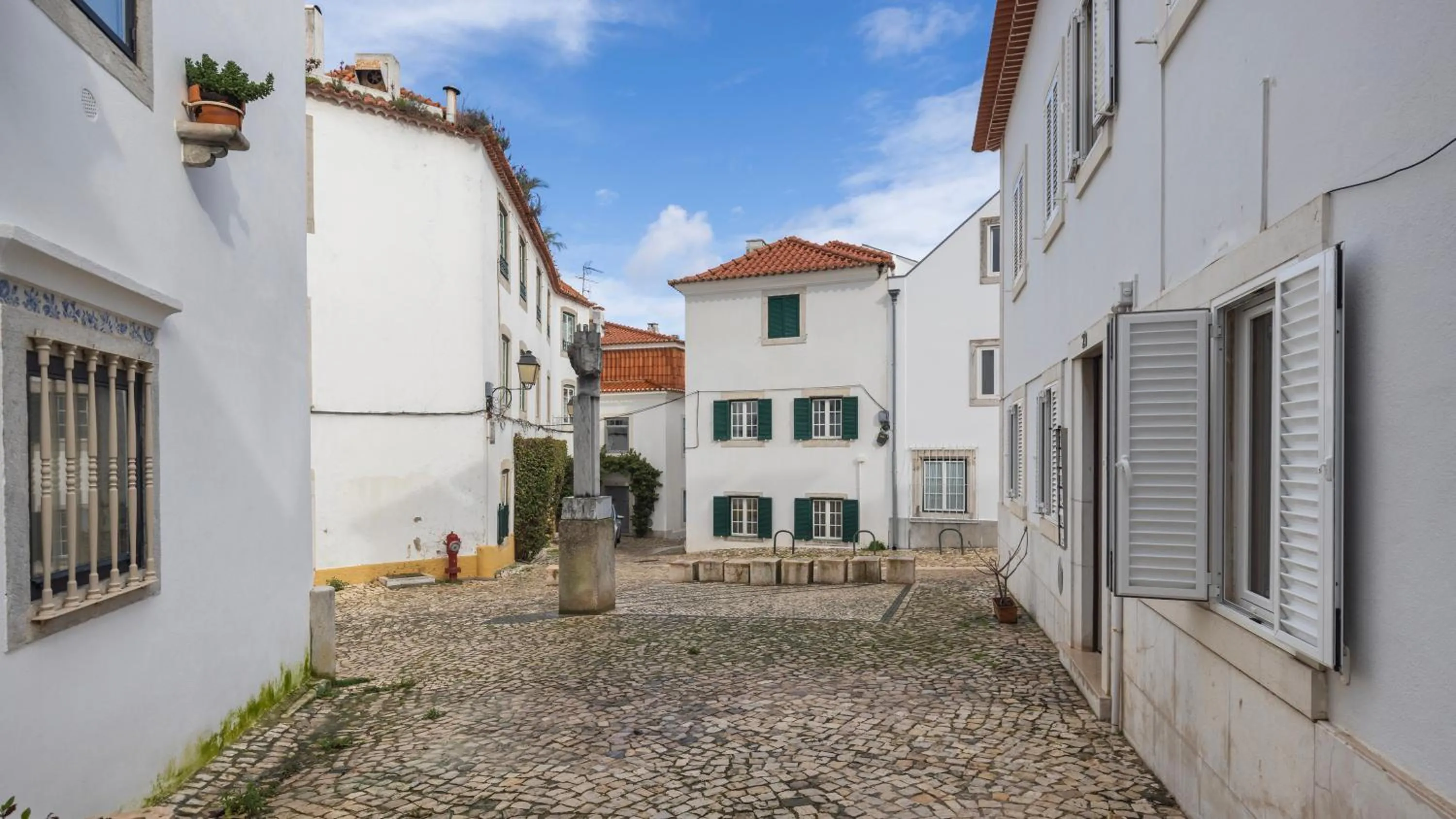 Property building in Sítio do Castelo Beach in Cascais by LovelyStay