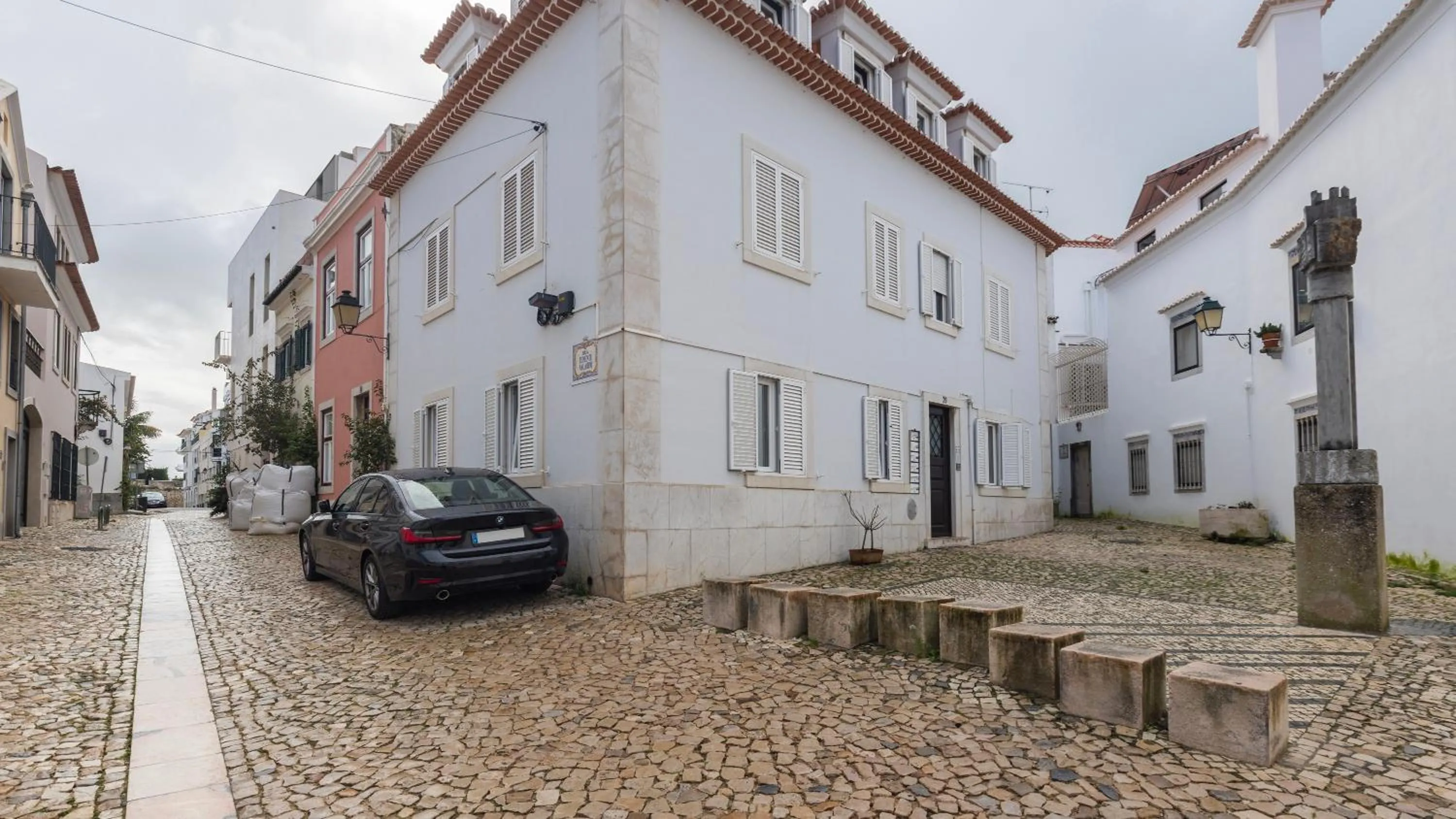 Property building in Sítio do Castelo Beach in Cascais by LovelyStay