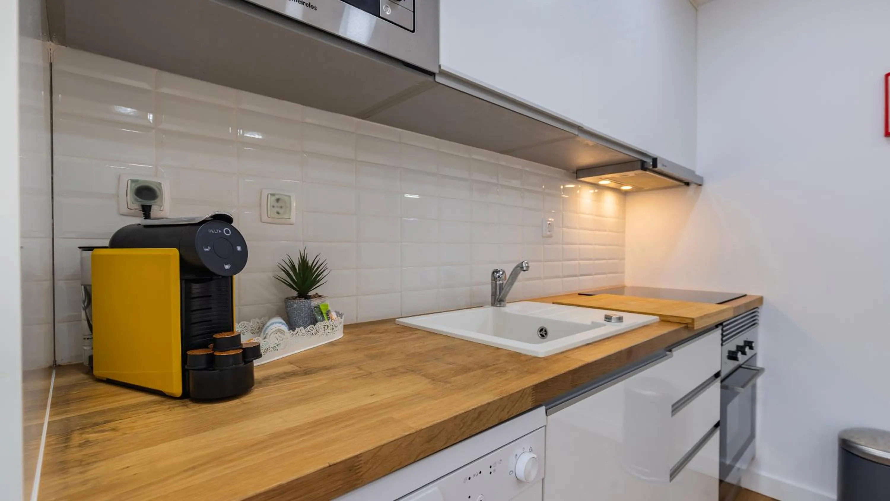 Kitchen or kitchenette in Sítio do Castelo Beach in Cascais by LovelyStay