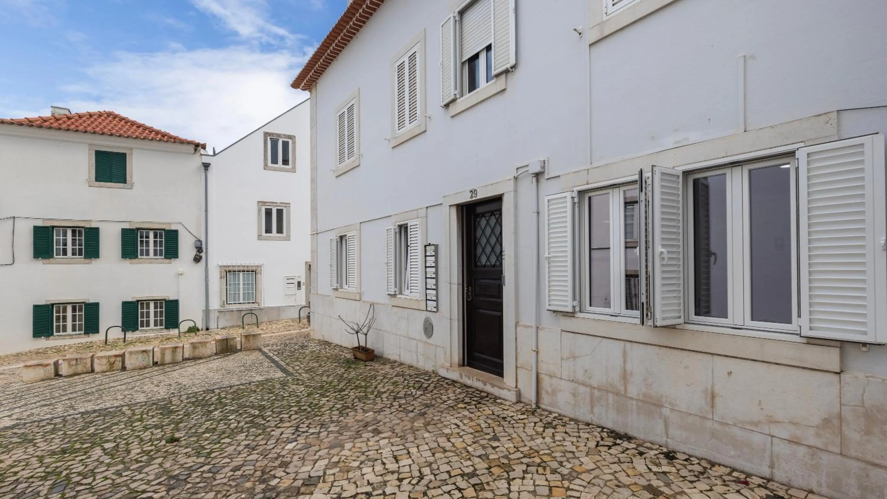 Property building in Sítio do Castelo Beach in Cascais by LovelyStay
