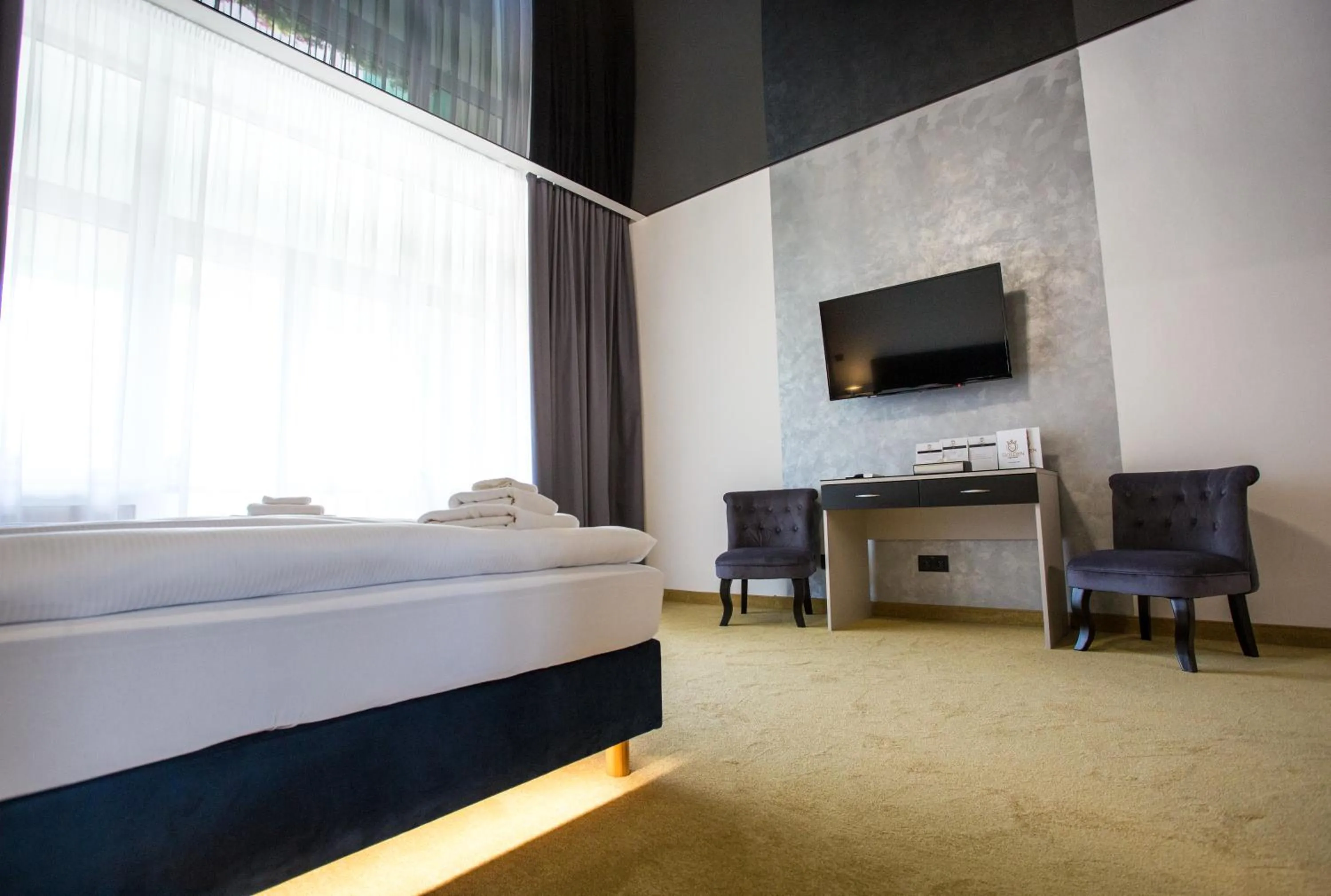 Communal lounge/ TV room in Apart Hotel GOLDEN apartments