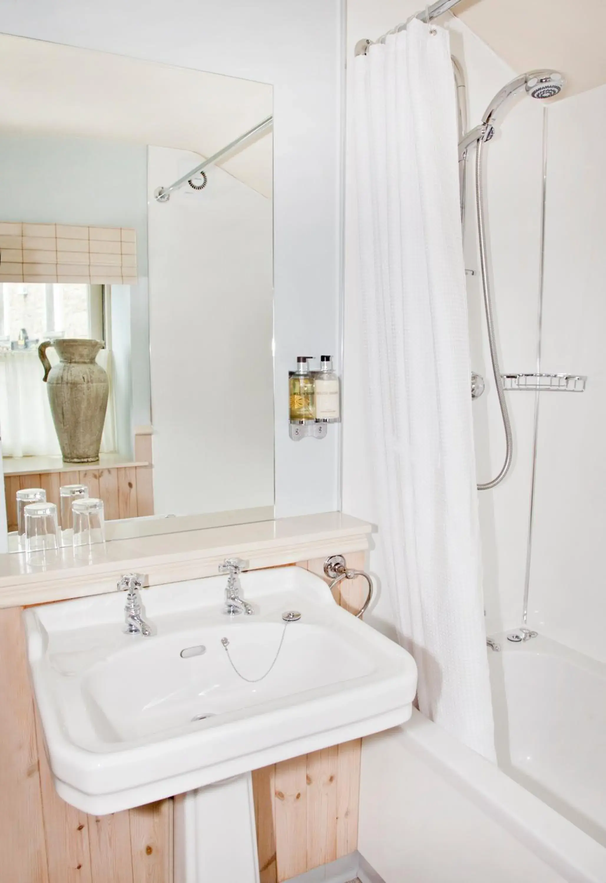 Superior Double Room 11 in The Punch Bowl Inn Superior Double Room 11 in The Punch Bowl Inn