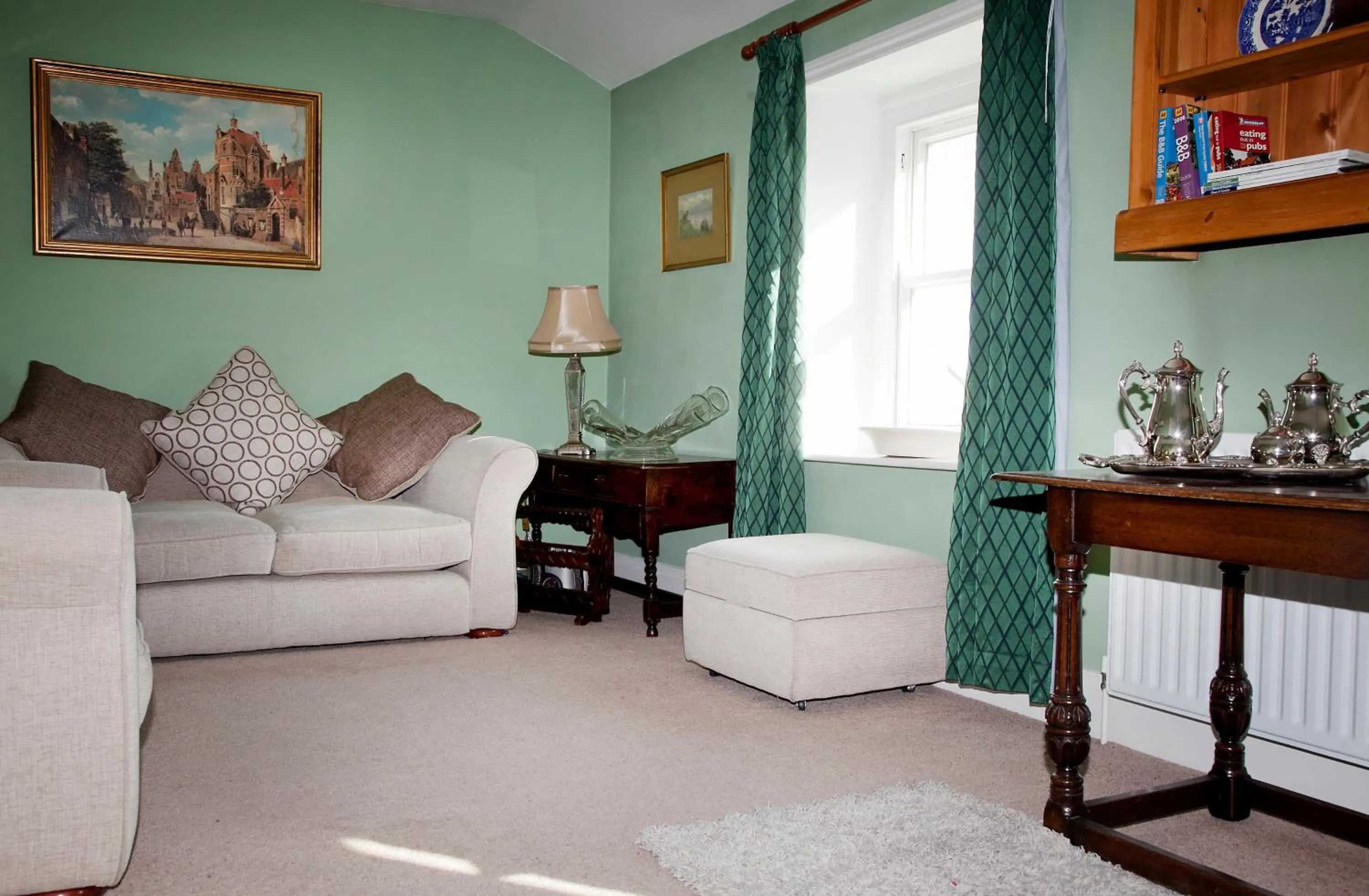 Communal lounge/ TV room in The Punch Bowl Inn