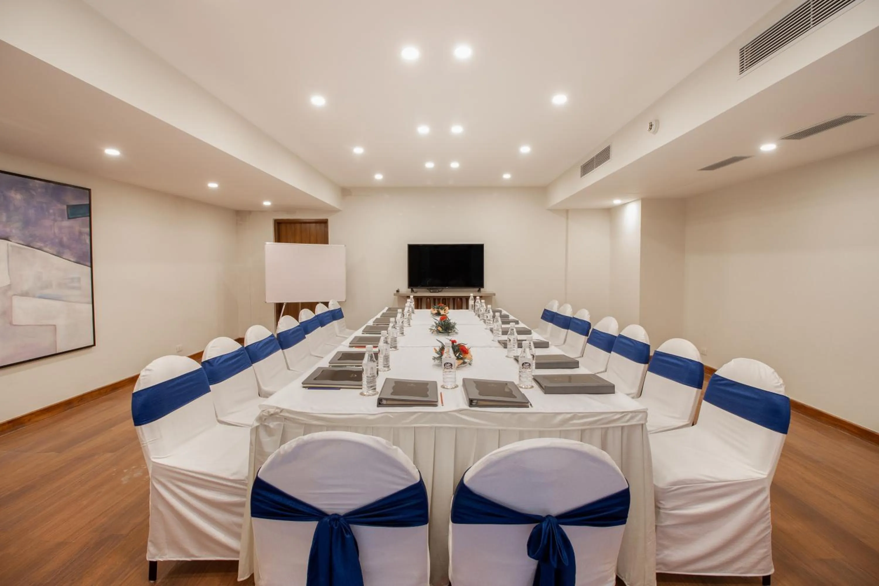 Meeting/conference room in 8fold by LaRiSa