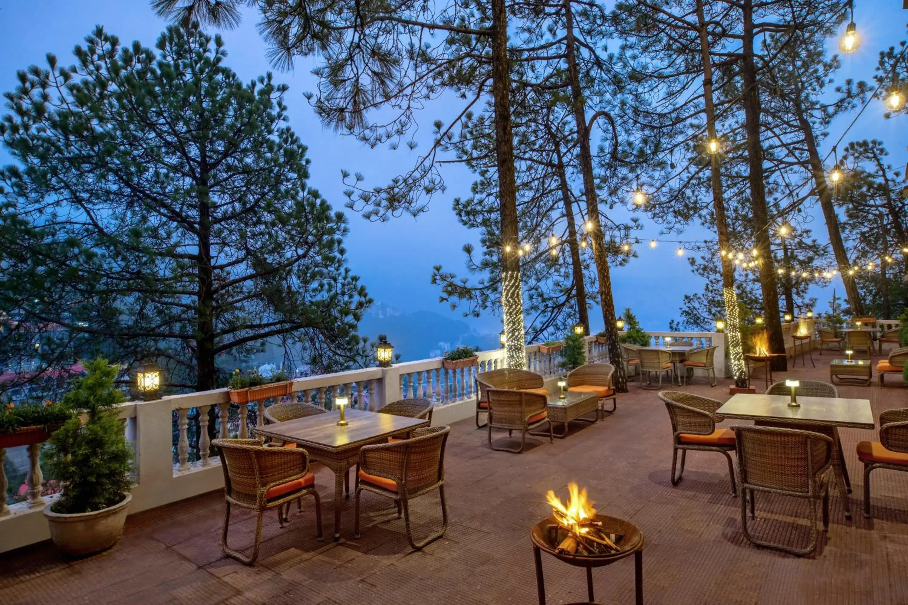 Lounge or bar in 8fold by LaRiSa Lounge or bar in 8fold by LaRiSa