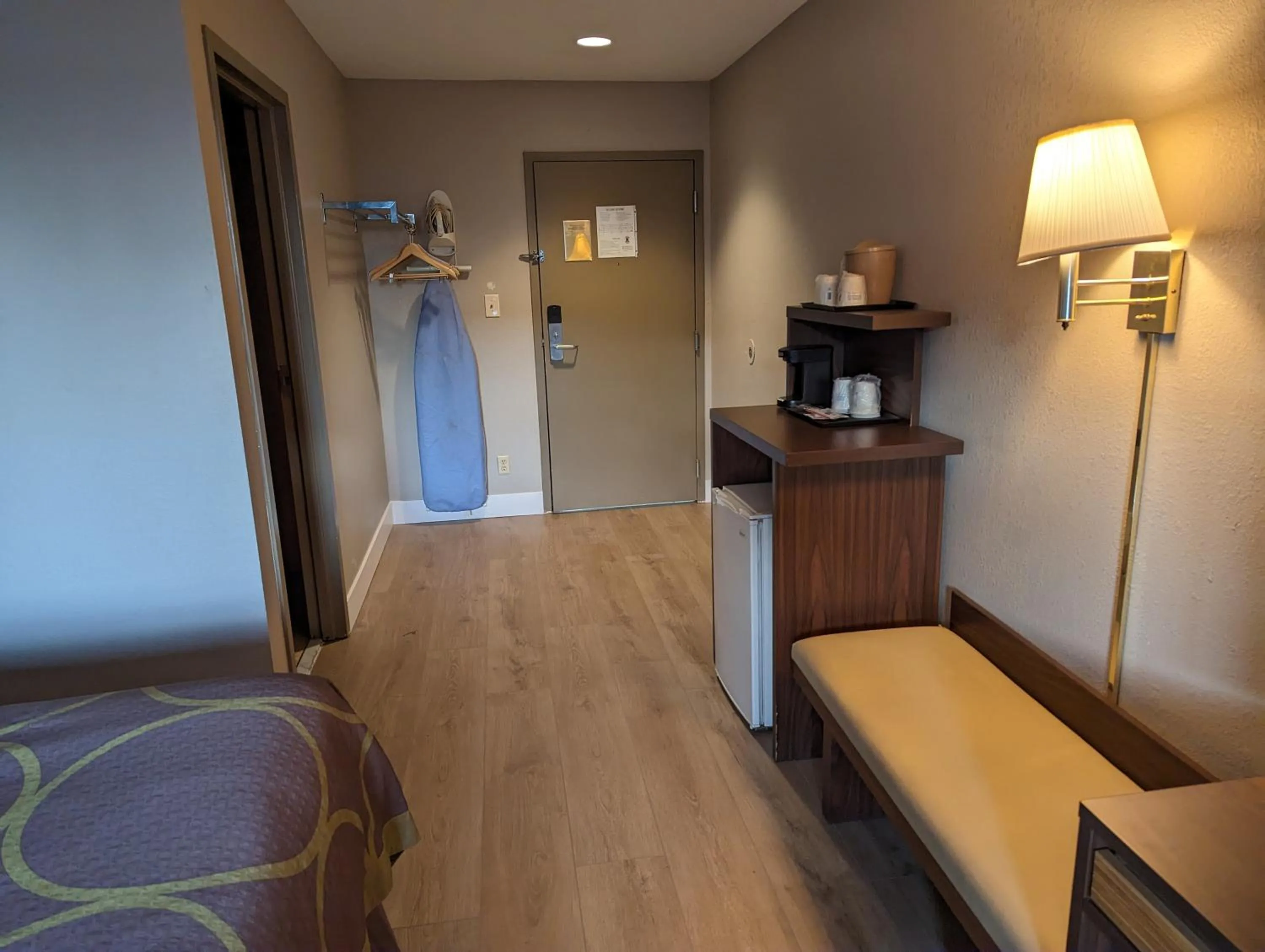 Photo of the whole room in Super 8 by Wyndham Niagara Falls