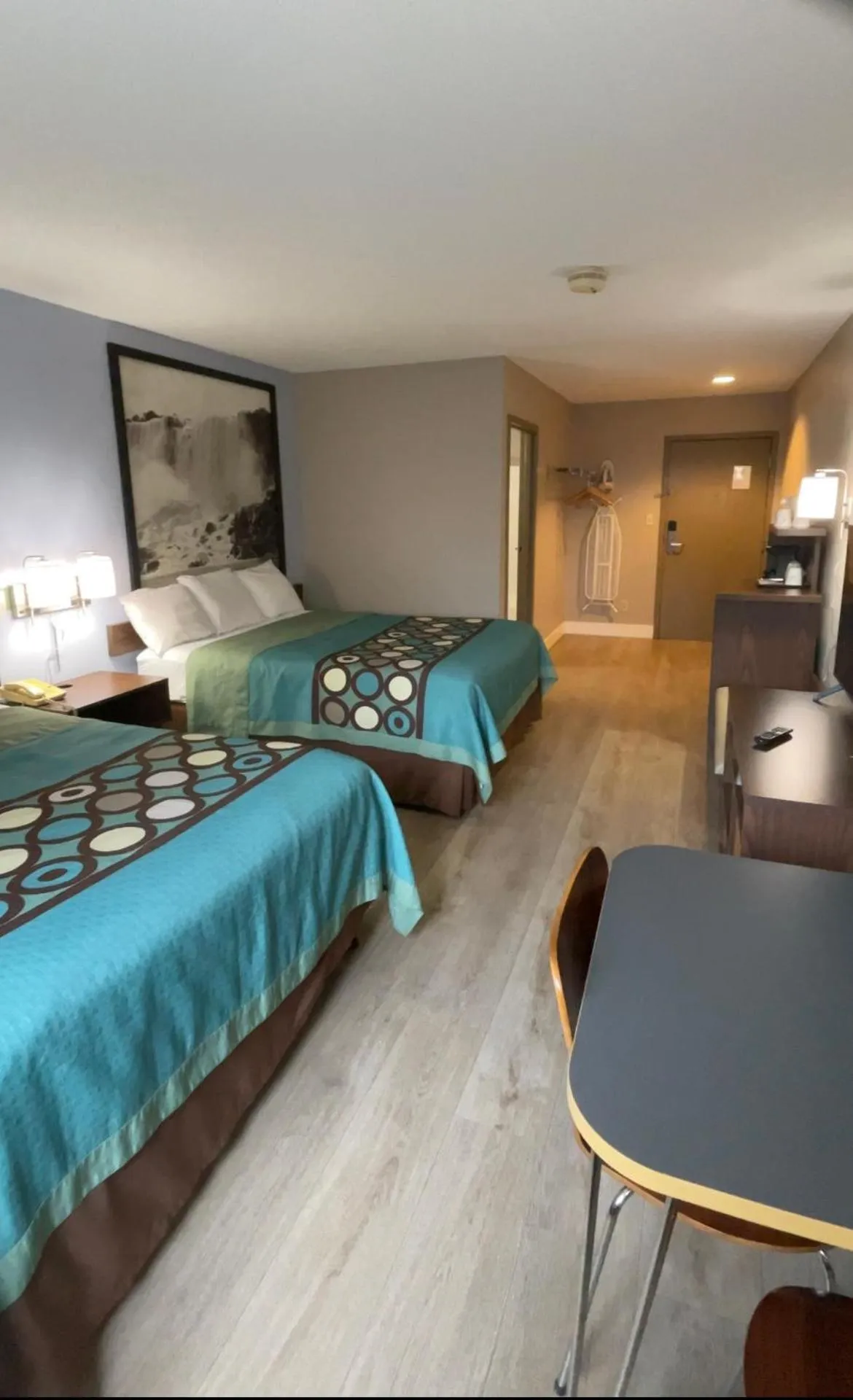 Photo of the whole room, Bed in Super 8 by Wyndham Niagara Falls