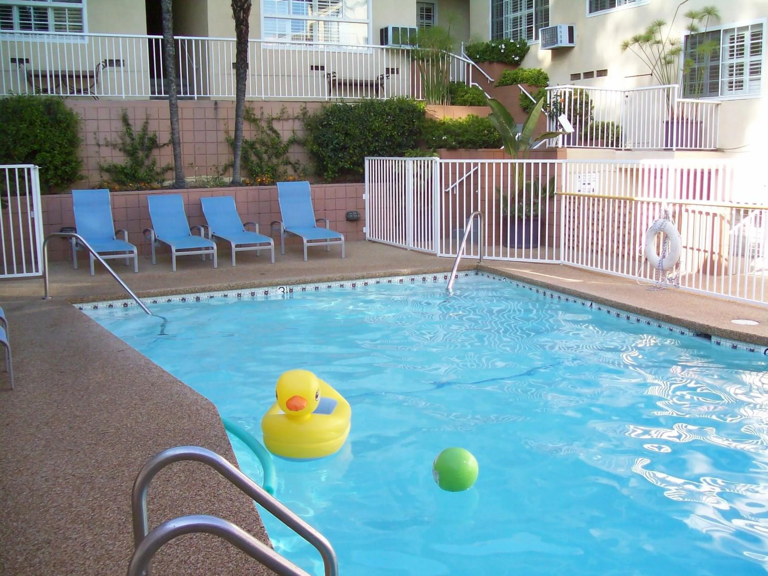 Swimming pool in Magic Castle Hotel
