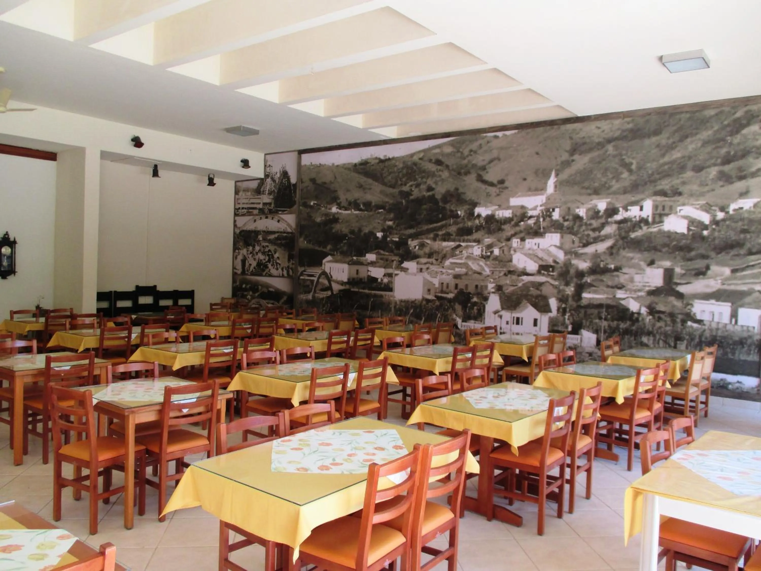 Restaurant/places to eat in Hotel Santiago